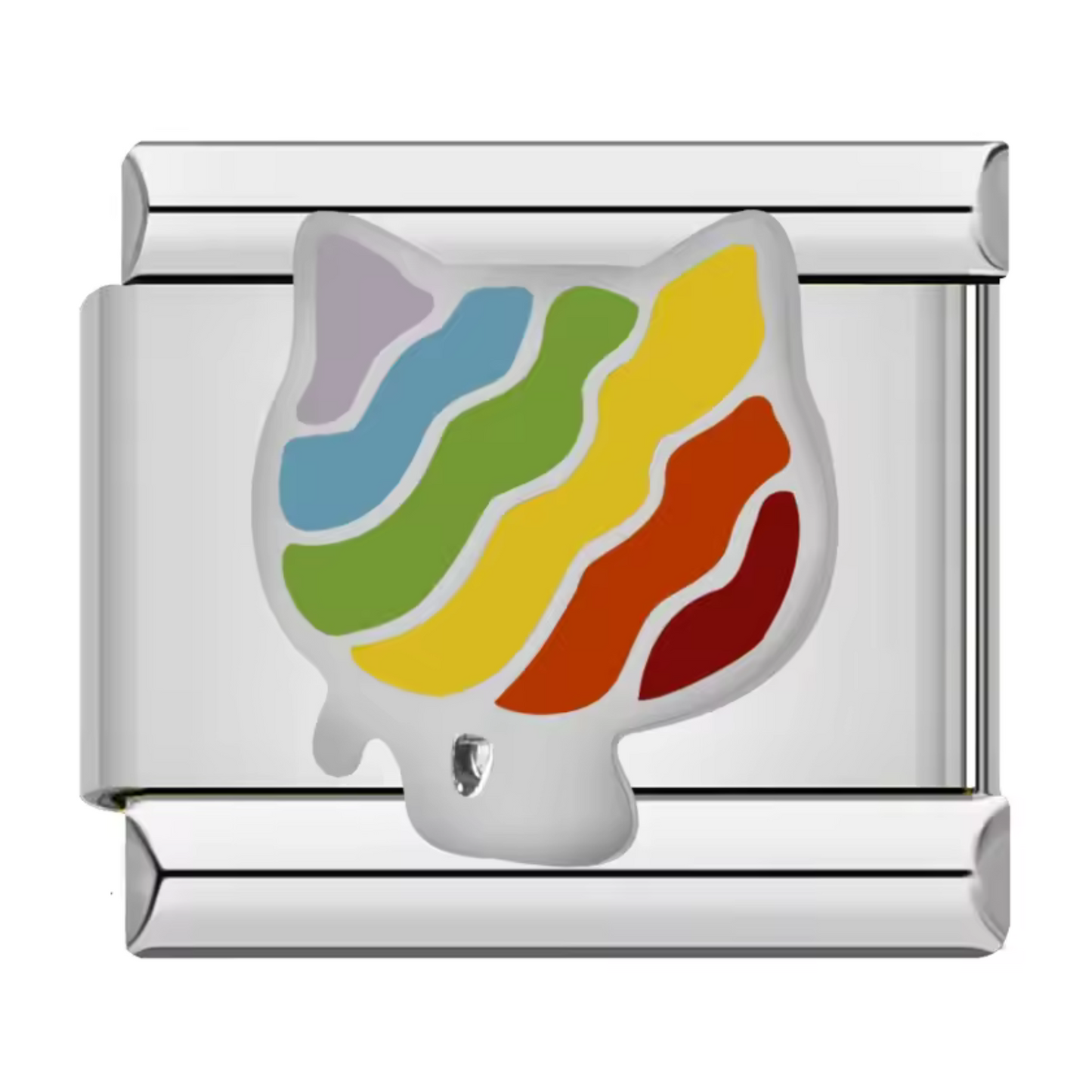 Ce charm italien en acier inoxydable argenté met en valeur une tête de chat multicolore, symbole d’indépendance et de tendresse. Son design finement travaillé et ses détails émaillés aux couleurs vives apportent une touche pétillante et originale à votre bracelet. Facile à fixer, il s’adapte parfaitement à nos bracelets composés de 17 maillons extensibles et réglables, convenant à toutes les tailles de poignet. Compatible avec tous nos charms italiens, ce bijou est parfait pour personnaliser votre bracelet
