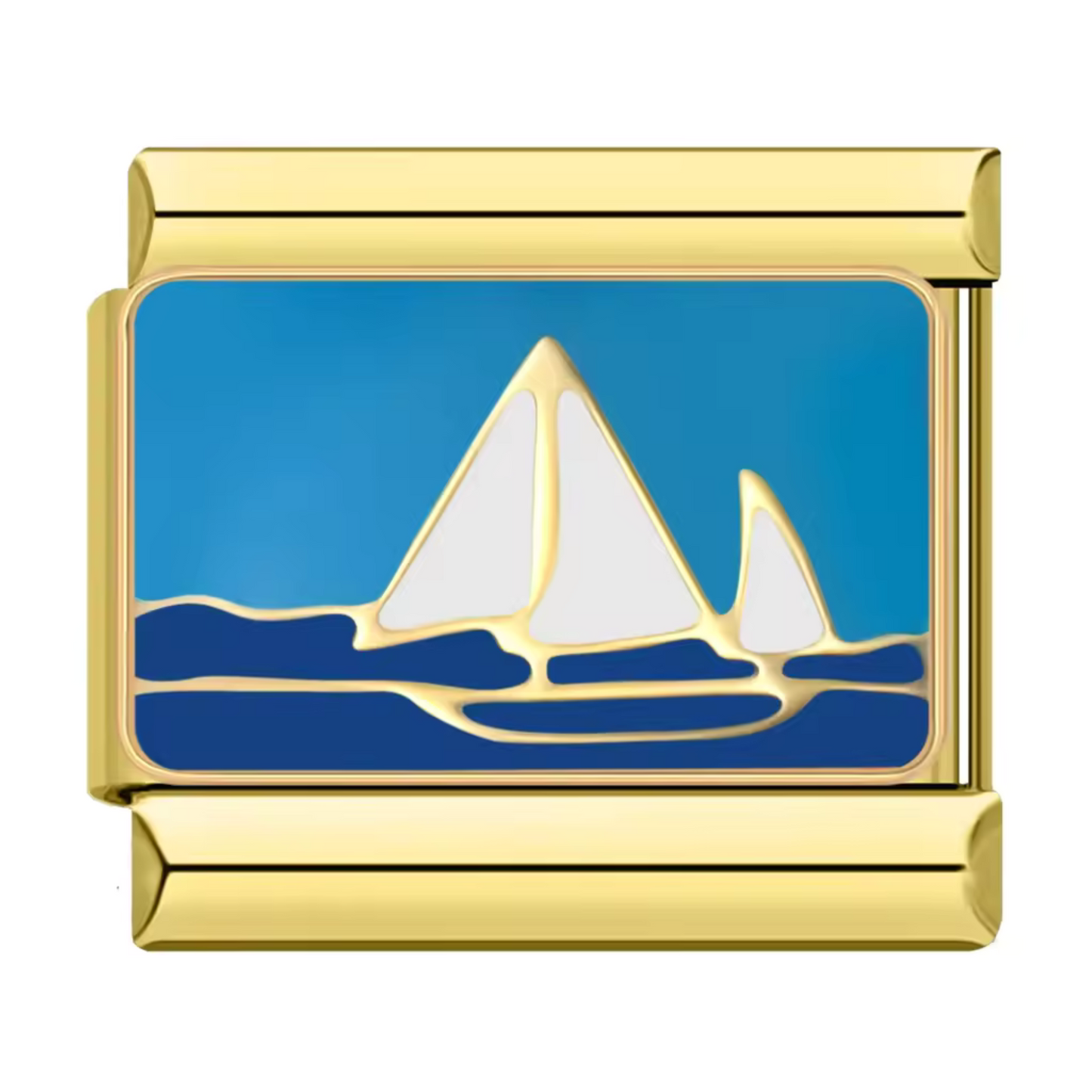 Ce charm italien doré représente un élégant bateau à voile naviguant sur la mer, symbole de liberté et d’aventure. Fabriqué en acier inoxydable de haute qualité avec une finition dorée lumineuse, il allie robustesse et détails raffinés pour un rendu élégant et marin. Facile à fixer, il s’adapte parfaitement à nos bracelets composés de 17 maillons extensibles et réglables, convenant à toutes les tailles de poignet. Compatible avec tous nos charms italiens, ce bijou est idéal pour personnaliser votre bracelet