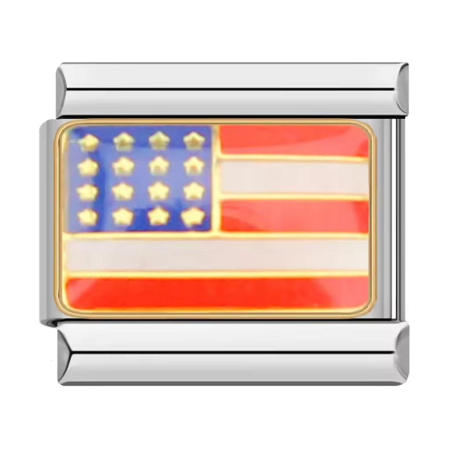 Ce charm italien argenté représente le drapeau des États-Unis, symbole de liberté et de culture américaine. Fabriqué en acier inoxydable de haute qualité, il allie robustesse et détails précis pour un rendu élégant et coloré. Facile à fixer, il s’adapte parfaitement à nos bracelets composés de 17 maillons extensibles et réglables, convenant à toutes les tailles de poignet. Compatible avec tous nos charms italiens, ce bijou est idéal pour personnaliser votre bracelet avec une touche patriotique et tendance.