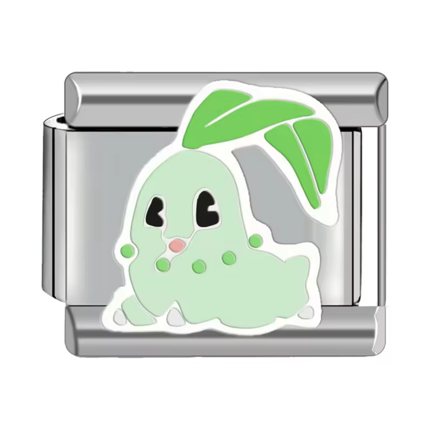 Ce charm italien délicat représente Germinion, le Pokémon starter de type plante reconnu pour son énergie et sa détermination. Confectionné en acier inoxydable argenté de haute qualité, il présente des détails soignés et une finition brillante qui raviront les fans de l’univers Pokémon. Facile à fixer, il s’adapte parfaitement à nos bracelets composés de 17 maillons extensibles et réglables, adaptés à tous les poignets. Compatible avec tous nos charms italiens, ce bijou est parfait pour apporter une touche