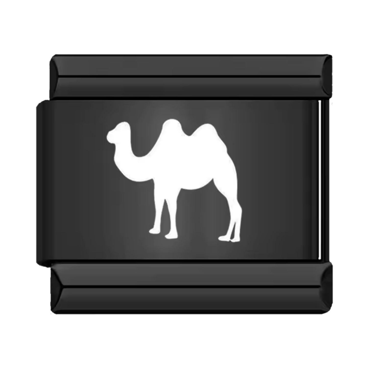 Ce charm italien en acier inoxydable noir représente un chameau blanc finement dessiné, évoquant les voyages dans le désert et les aventures lointaines. Avec son contraste élégant et son style minimaliste, il apportera une touche d’originalité et d’exotisme à votre bracelet. Facile à fixer, il s’adapte parfaitement à nos bracelets composés de 17 maillons extensibles et réglables, convenant à toutes les tailles de poignet.