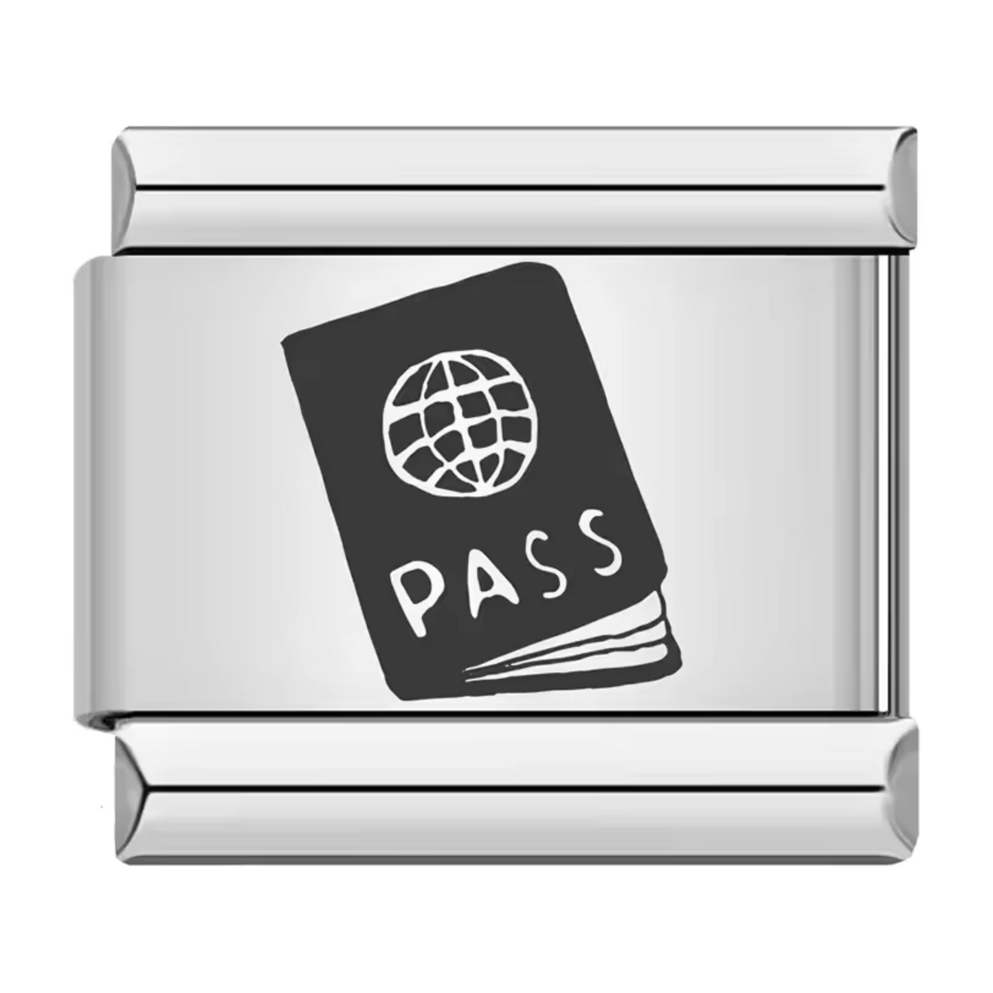 Ce charm italien argenté représente un passeport noir, symbole de voyage, d’aventure et d’évasion. Fabriqué en acier inoxydable de haute qualité, il combine solidité et détails raffinés pour un rendu élégant et moderne. Facile à fixer, il s’adapte parfaitement à nos bracelets composés de 17 maillons extensibles et réglables, convenant à toutes les tailles de poignet. Compatible avec tous nos charms italiens, ce bijou est idéal pour personnaliser votre bracelet avec une touche d’exploration et de liberté.