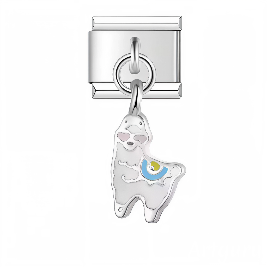 Ce charm italien en pendentif argenté représente un alpaga blanc doux et élégant, symbole de gentillesse et de calme. Son design délicat et ses finitions soignées apportent une touche de douceur et d’originalité à votre bracelet. Facile à fixer, il s’adapte parfaitement à nos bracelets composés de 17 maillons extensibles et réglables, convenant à toutes les tailles de poignet. Compatible avec tous nos charms italiens, ce bijou est parfait pour personnaliser votre bracelet avec une note chaleureuse et unique