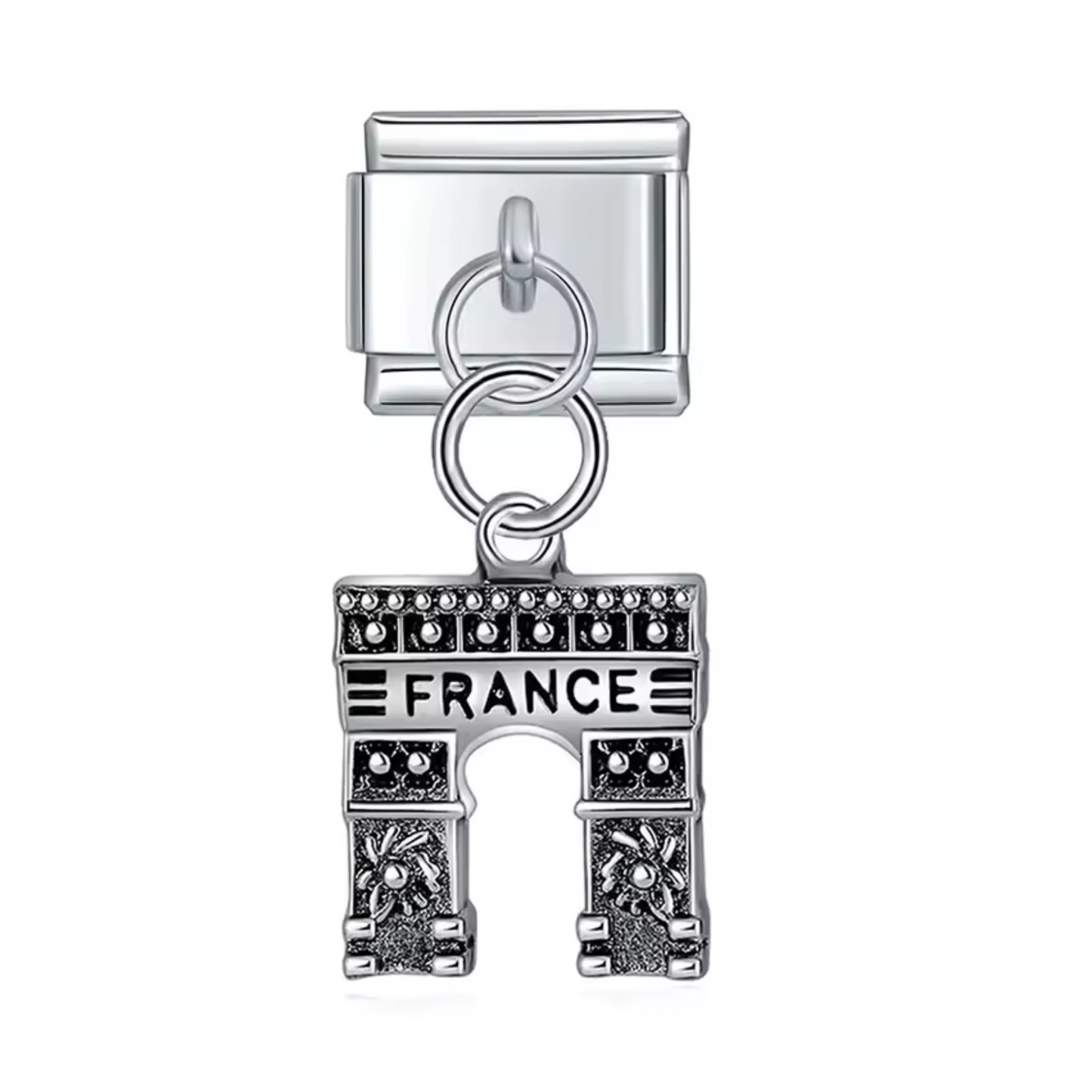 Ce charm italien pendentif en acier inoxydable argenté représente l’emblématique Arc de Triomphe de Paris, symbole d’élégance et de patrimoine français. Conçu avec des détails soignés, il allie robustesse et raffinement pour un rendu intemporel. Facile à fixer, il s’adapte parfaitement à nos bracelets composés de 17 maillons extensibles et réglables, convenant à toutes les tailles de poignet. Compatible avec tous nos charms italiens