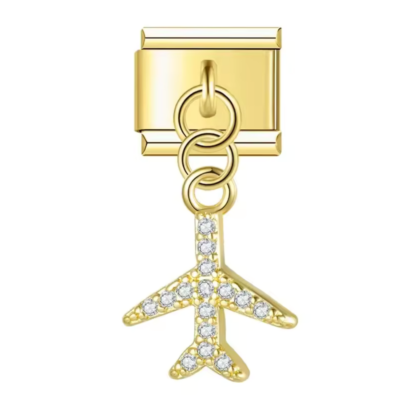 Ce charm italien pendentif en forme d’avion doré est orné de strass scintillants, parfait pour symboliser l’amour des voyages et de l’évasion. Fabriqué en acier inoxydable de haute qualité, il allie solidité et élégance pour un rendu lumineux et raffiné. Facile à fixer, il s’adapte parfaitement à nos bracelets composés de 17 maillons extensibles et réglables, convenant à toutes les tailles de poignet. Compatible avec tous nos charms italien