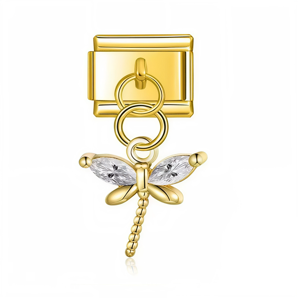 Ce charm italien pendentif en acier inoxydable argenté représente une délicate libellule aux ailes dorées, symbole de légèreté et de transformation. Ses détails fins et son contraste argent/or en font une pièce élégante et originale pour votre bracelet. Facile à accrocher, il s’adapte parfaitement à nos bracelets composés de 17 maillons extensibles et réglables, convenant à toutes les tailles de poignet. Compatible avec tous nos charms italiens, ce bijou est idéal pour ajouter une touche naturelle et raffin