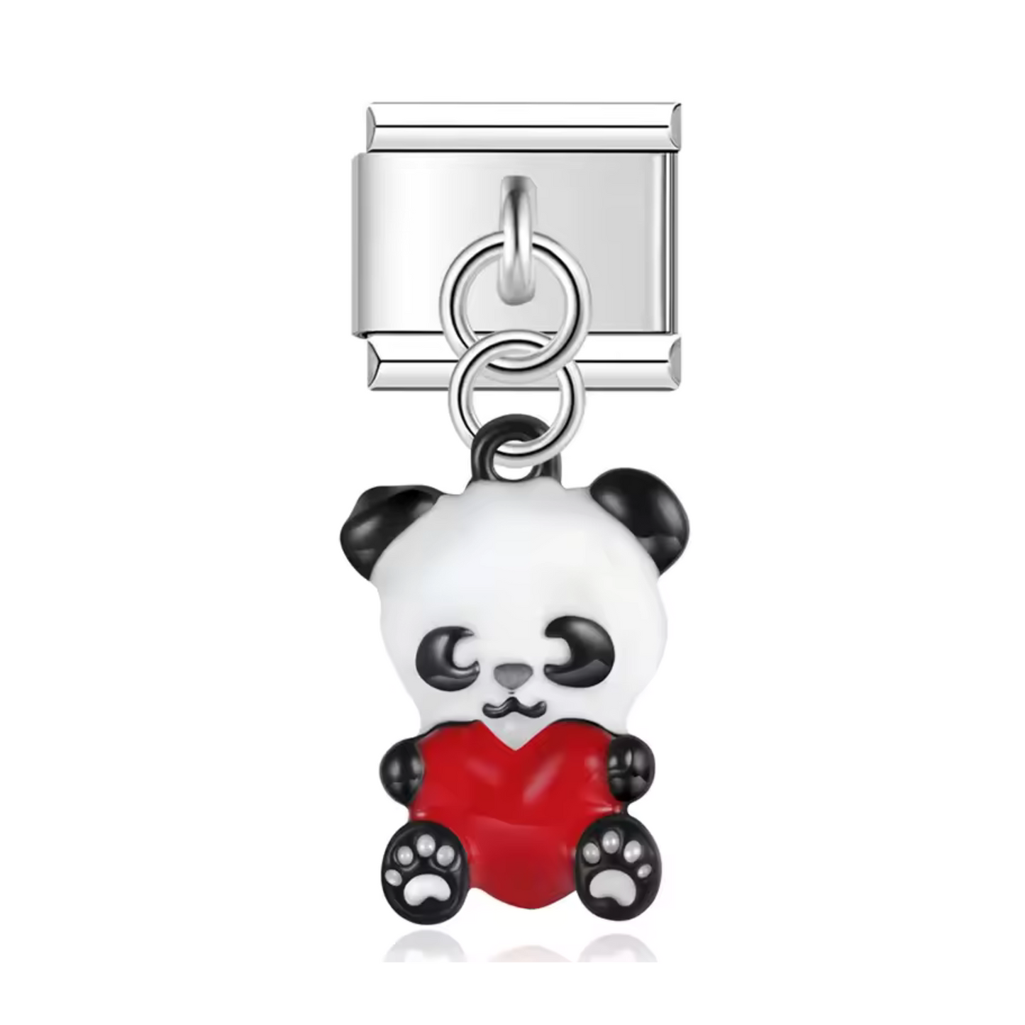 Ce charm italien en pendentif argenté représente un adorable panda assis tenant un cœur rouge, symbole d’amour et de tendresse. Son design soigné et ses détails colorés apportent une touche chaleureuse et affectueuse à votre bracelet. Facile à fixer, il s’adapte parfaitement à nos bracelets composés de 17 maillons extensibles et réglables, convenant à toutes les tailles de poignet. Compatible avec tous nos charms italiens, ce bijou est idéal pour personnaliser votre bracelet avec une note pleine d’affection
