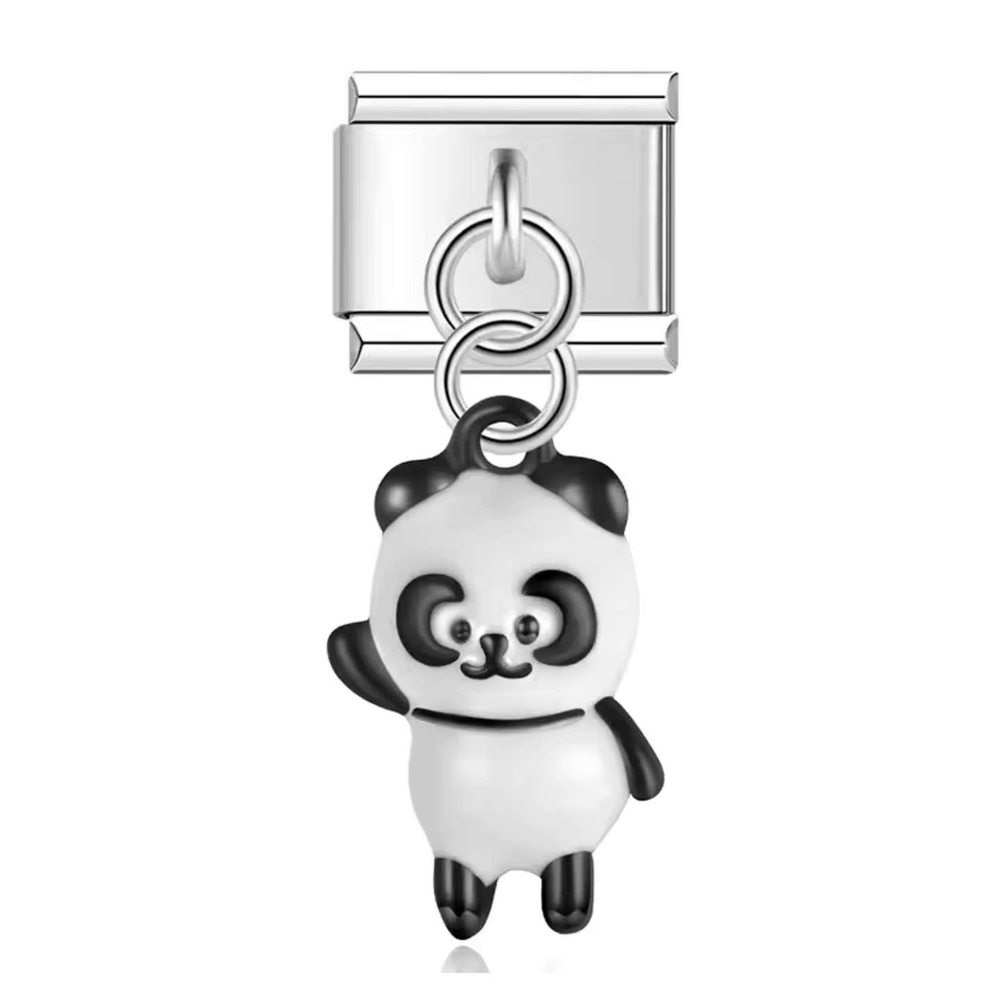 Ce charm italien en pendentif argenté représente un panda debout avec une expression accueillante, accompagné de l’inscription « Bonjour ». Symbole de gentillesse et de convivialité, ce charm apporte une touche chaleureuse et ludique à votre bracelet. Facile à fixer, il s’adapte parfaitement à nos bracelets composés de 17 maillons extensibles et réglables, convenant à toutes les tailles de poignet. Compatible avec tous nos charms italiens, ce bijou est parfait pour personnaliser votre bracelet avec une note
