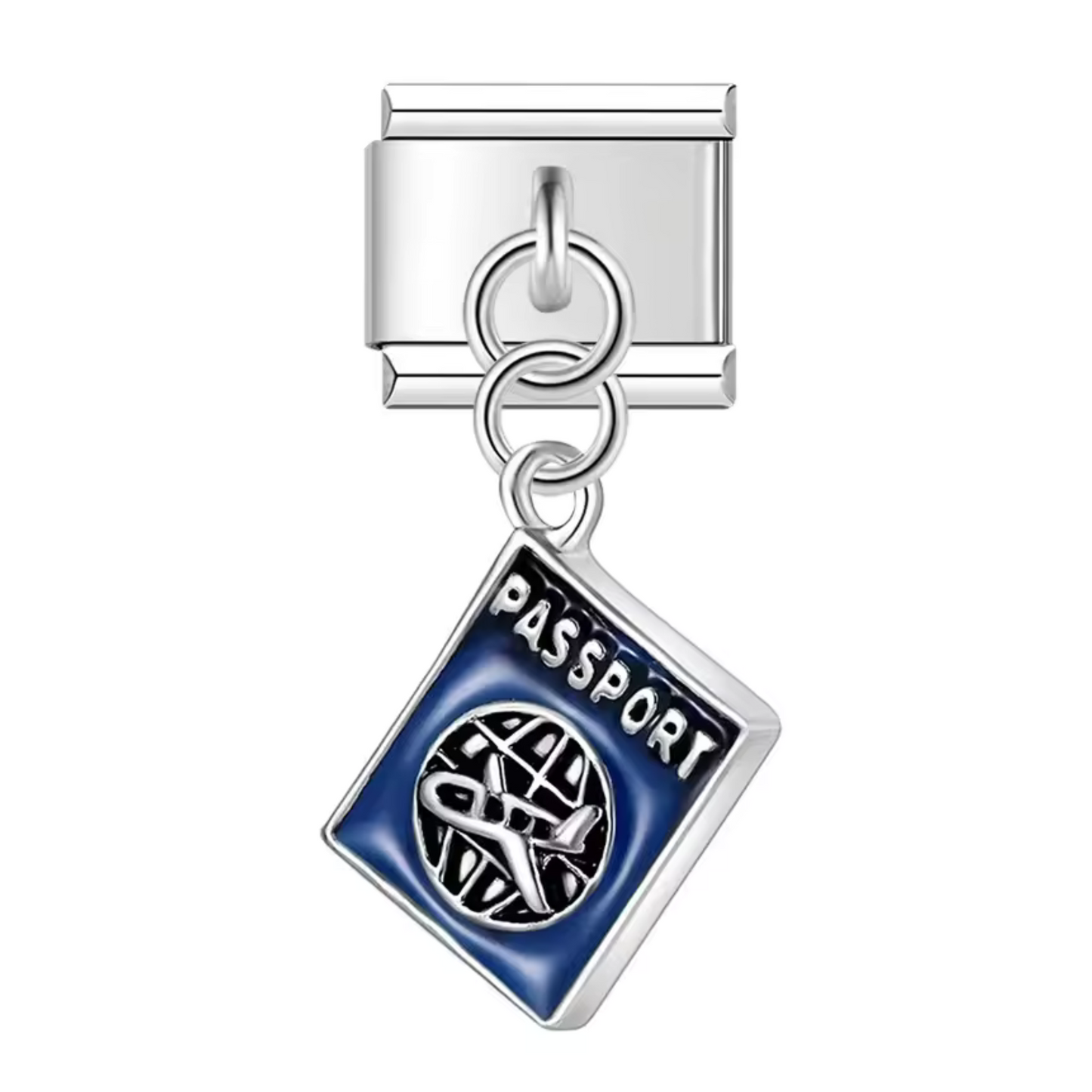 Ce charm italien pendentif représente un passeport bleu, symbole de voyage et d’aventure internationale. Fabriqué en acier inoxydable de haute qualité, il allie robustesse et finesse des détails pour un rendu élégant et moderne. Facile à fixer, il s’adapte parfaitement à nos bracelets composés de 17 maillons extensibles et réglables, convenant à toutes les tailles de poignet. Compatible avec tous nos charms italiens