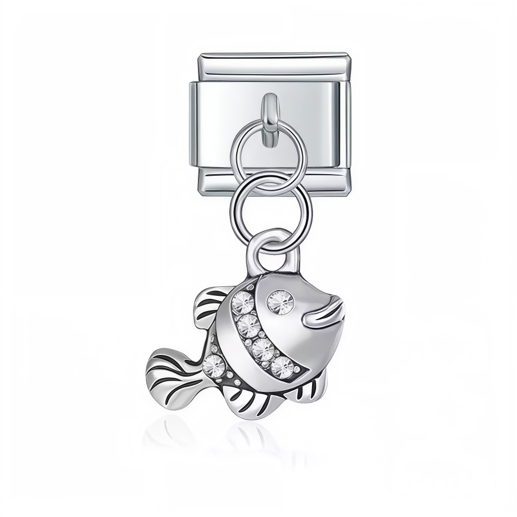 Ce charm italien en pendentif argenté représente un poisson élégant, symbole d’abondance et de fluidité. Son design raffiné et ses détails soigneusement travaillés apportent une touche aquatique et sophistiquée à votre bracelet. Facile à fixer, il s’adapte parfaitement à nos bracelets composés de 17 maillons extensibles et réglables, convenant à toutes les tailles de poignet. Compatible avec tous nos charms italiens, ce bijou est idéal pour personnaliser votre bracelet avec une note marine et élégante.
