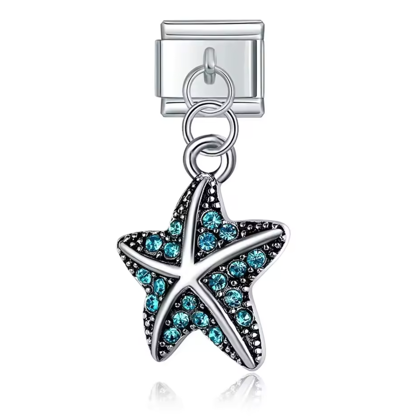 Ce charm italien pendentif en forme d’étoile de mer argentée est sublimé par une pierre turquoise au centre, rappelant les couleurs apaisantes de l’océan. Fabriqué en acier inoxydable de haute qualité, il allie finesse et robustesse pour un rendu élégant et raffiné. Facile à fixer, il s’adapte parfaitement à nos bracelets composés de 17 maillons extensibles et réglables, convenant à toutes les tailles de poignet. Compatible avec tous nos charms italiens, ce bijou est idéal pour apporter une touche marine et