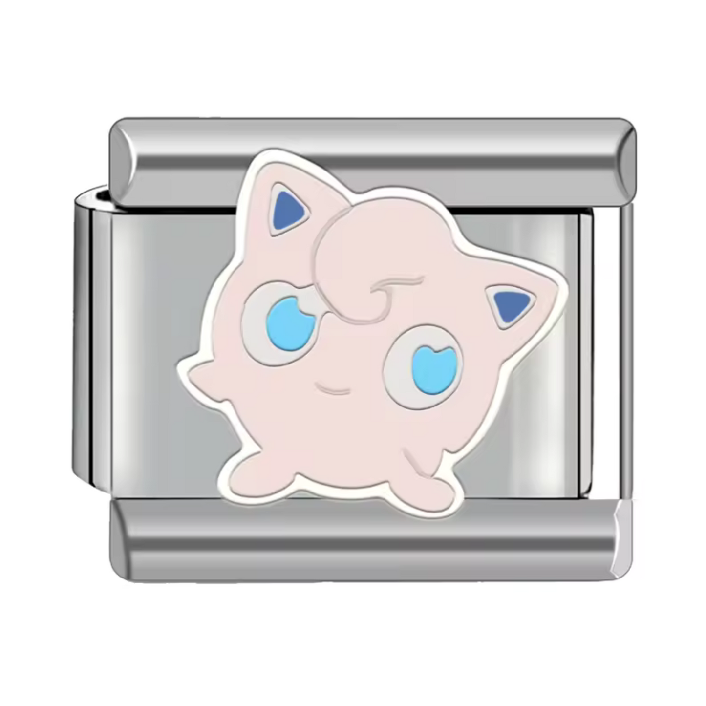 Ce charm italien charmant représente Rondoudou, le Pokémon aux pouvoirs sonores et à la douceur légendaire. Confectionné en acier inoxydable argenté de haute qualité, il offre des détails précis et une finition brillante qui séduiront tous les fans de l’univers Pokémon. Facile à fixer, il s’intègre parfaitement à nos bracelets composés de 17 maillons extensibles et réglables, adaptés à tous les poignets. Compatible avec tous nos charms italiens, ce bijou est idéal pour ajouter une touche musicale et tendre