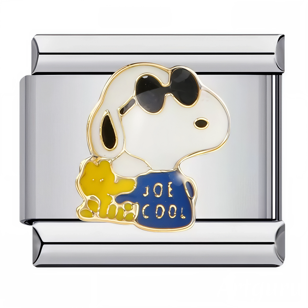 Ce charm italien stylé met en scène Snoopy dans son rôle iconique de « Joe Cool », lunettes de soleil et t-shirt bleu, accompagné de son fidèle ami Woodstock. Fabriqué en acier inoxydable de haute qualité, il allie robustesse et détails colorés pour un effet à la fois fun et élégant. Facile à fixer, il s’adapte à nos bracelets composés de 17 maillons extensibles et réglables, convenant à toutes les tailles de poignet. Compatible avec tous nos charms italiens, il est parfait pour personnaliser votre bracelet