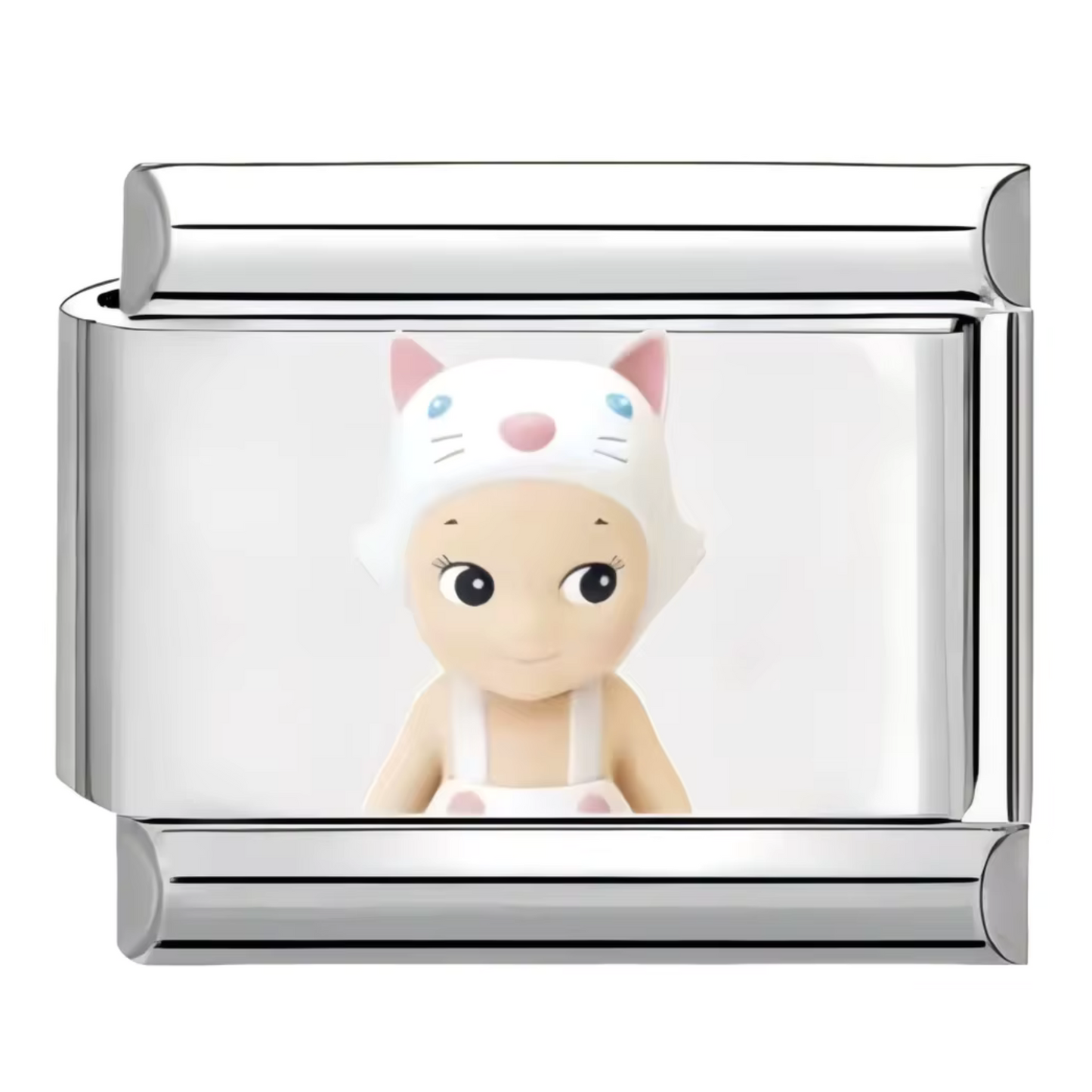 Ce charm italien mignon représente Sonny Angel coiffé d’un bonnet souris gris, apportant une touche douce et espiègle à votre bracelet. Confectionné en acier inoxydable argenté de haute qualité, il séduit par ses détails délicats et sa finition brillante qui raviront les amateurs de ce petit ange emblématique. Facile à fixer, il s’adapte parfaitement à nos bracelets composés de 17 maillons extensibles et réglables, adaptés à tous les poignets. Compatible avec tous nos charms italiens, ce bijou est parfait p