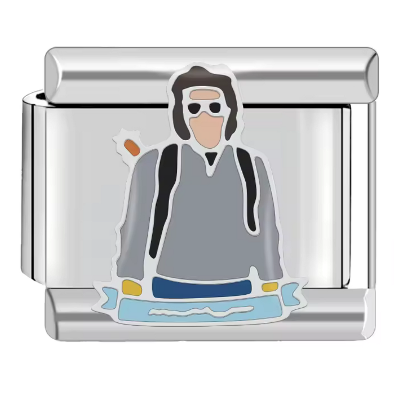Ce charm italien met à l’honneur Steve Harrington, le babysitter préféré et héros charismatique de Stranger Things. Fabriqué en acier inoxydable de haute qualité, il associe solidité et détails précis pour un rendu fidèle au personnage. Facile à fixer, il s’adapte à nos bracelets composés de 17 maillons extensibles et réglables, convenant à toutes les tailles de poignet. Compatible avec tous nos charms italiens, il est parfait pour ajouter une touche geek et élégante à votre bijou personnalisé.
