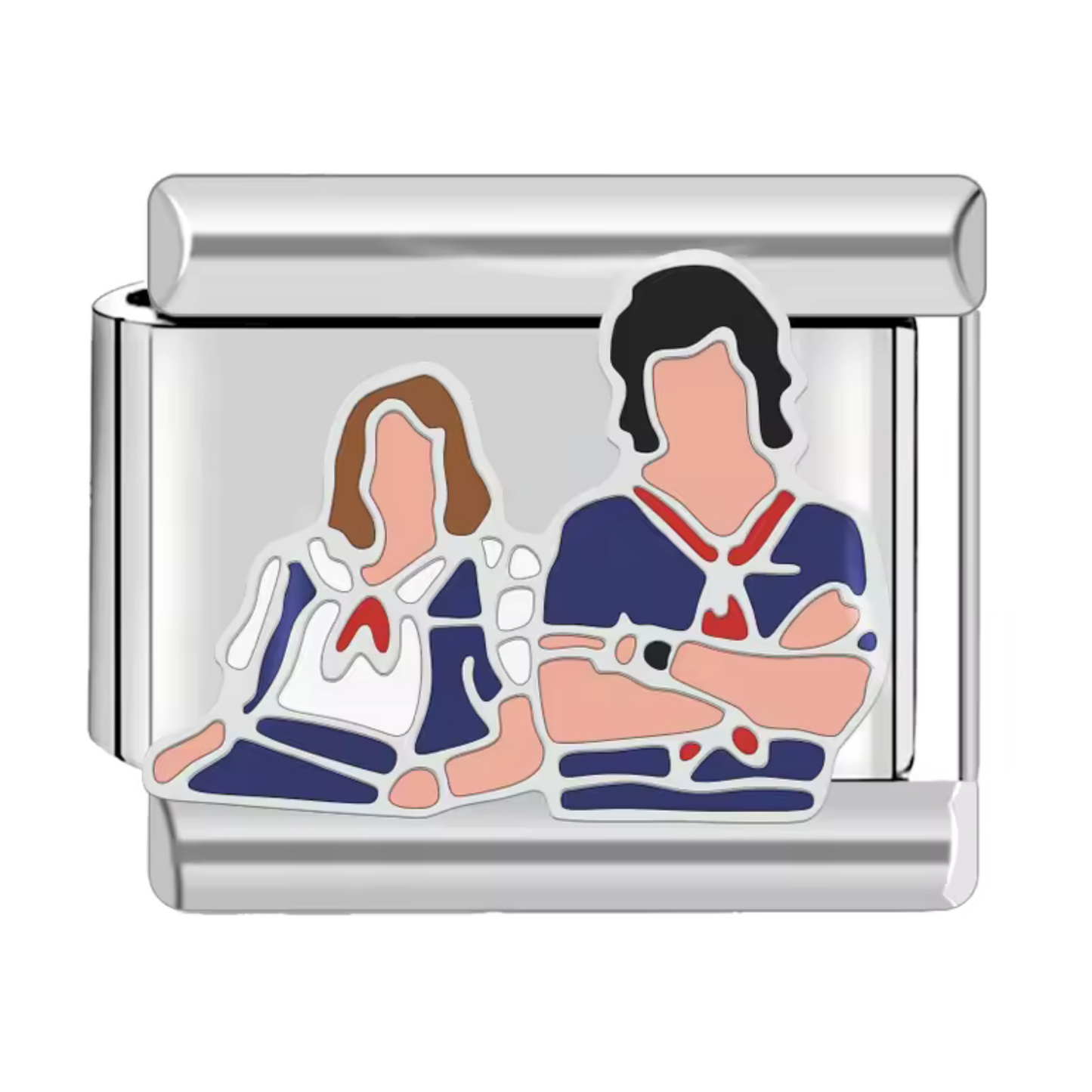 Ce charm italien célèbre le duo dynamique Steve Harrington et Robin Buckley, personnages adorés de Stranger Things. Fabriqué en acier inoxydable de haute qualité, il allie robustesse et détails soignés pour capturer l’alchimie de ce tandem emblématique. Facile à fixer, il s’adapte à nos bracelets composés de 17 maillons extensibles et réglables, convenant à toutes les tailles de poignet. Compatible avec tous nos charms italiens, ce bijou est parfait pour personnaliser votre bracelet avec une touche geek et