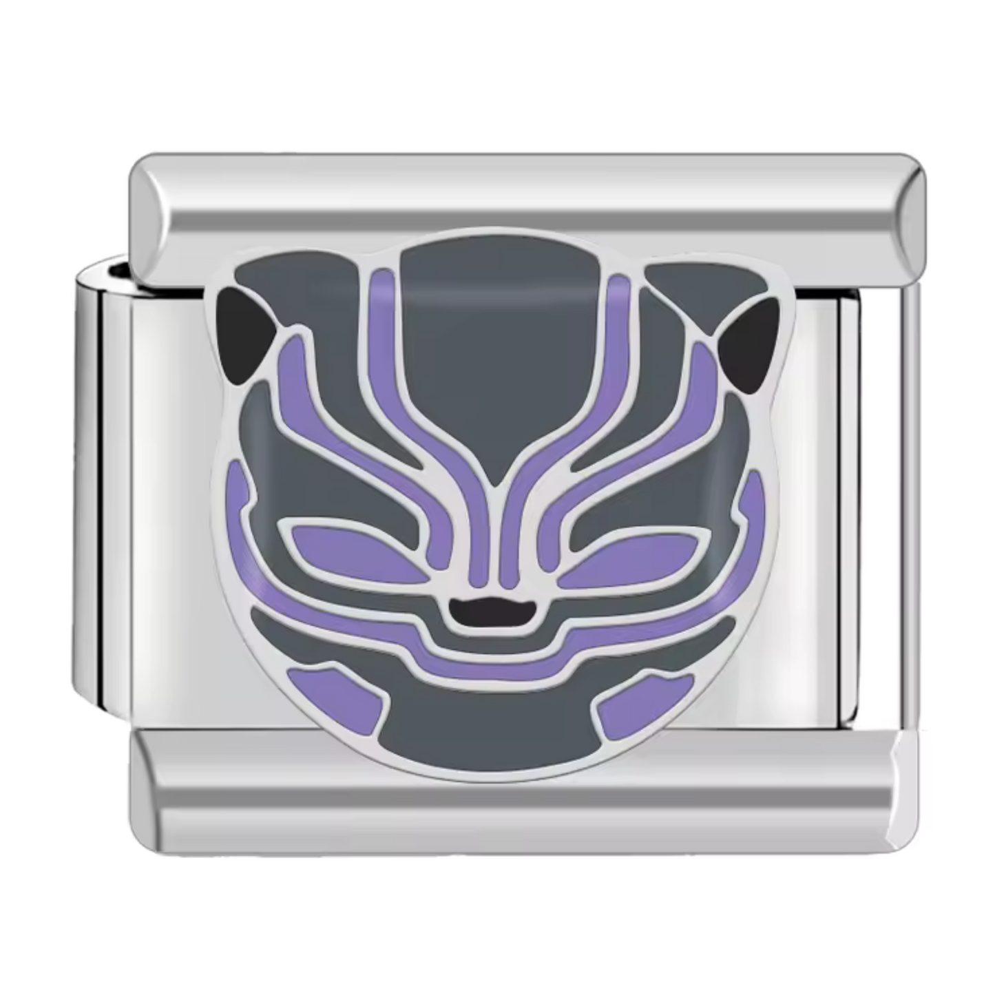 Ce charm italien élégant représente la tête de Black Panther, symbole de puissance, noblesse et héroïsme. Confectionné en acier inoxydable argenté de haute qualité, il séduit par ses détails précis et sa finition brillante, pour un bijou raffiné et durable. Facile à fixer, il se glisse parfaitement sur nos bracelets composés de 17 maillons extensibles et réglables, adaptés à tous les poignets. Compatible avec tous nos charms italiens, ce bijou est idéal pour apporter une touche majestueuse et moderne à vot