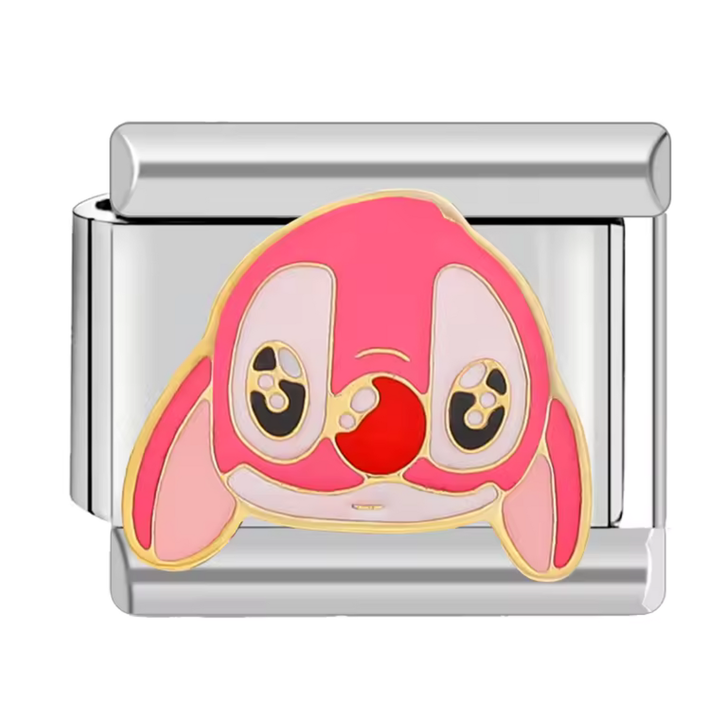 Ce charm italien délicat représente le visage d’Angel, la complice de Stitch, avec son regard espiègle et attendrissant. Confectionné en acier inoxydable argenté de haute qualité, il séduit par ses détails fins et son éclat durable. Facile à fixer, il se glisse parfaitement sur nos bracelets composés de 17 maillons extensibles et réglables, convenant à tous les poignets. Compatible avec tous nos charms italiens, ce bijou est idéal pour ajouter une touche de douceur et d’originalité à votre collection.