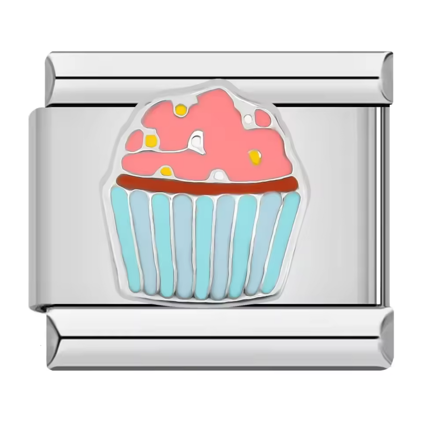 Ce charm italien gourmand représente un cupcake délicatement travaillé, symbole de douceur et de plaisir sucré. Confectionné en acier inoxydable argenté de haute qualité, il séduit par ses détails fins et son éclat durable. Facile à fixer, il s’adapte parfaitement à nos bracelets composés de 17 maillons extensibles et réglables, adaptés à tous les poignets. Compatible avec tous nos charms italiens, ce bijou sucré apporte une touche charmante et joyeuse à votre collection.