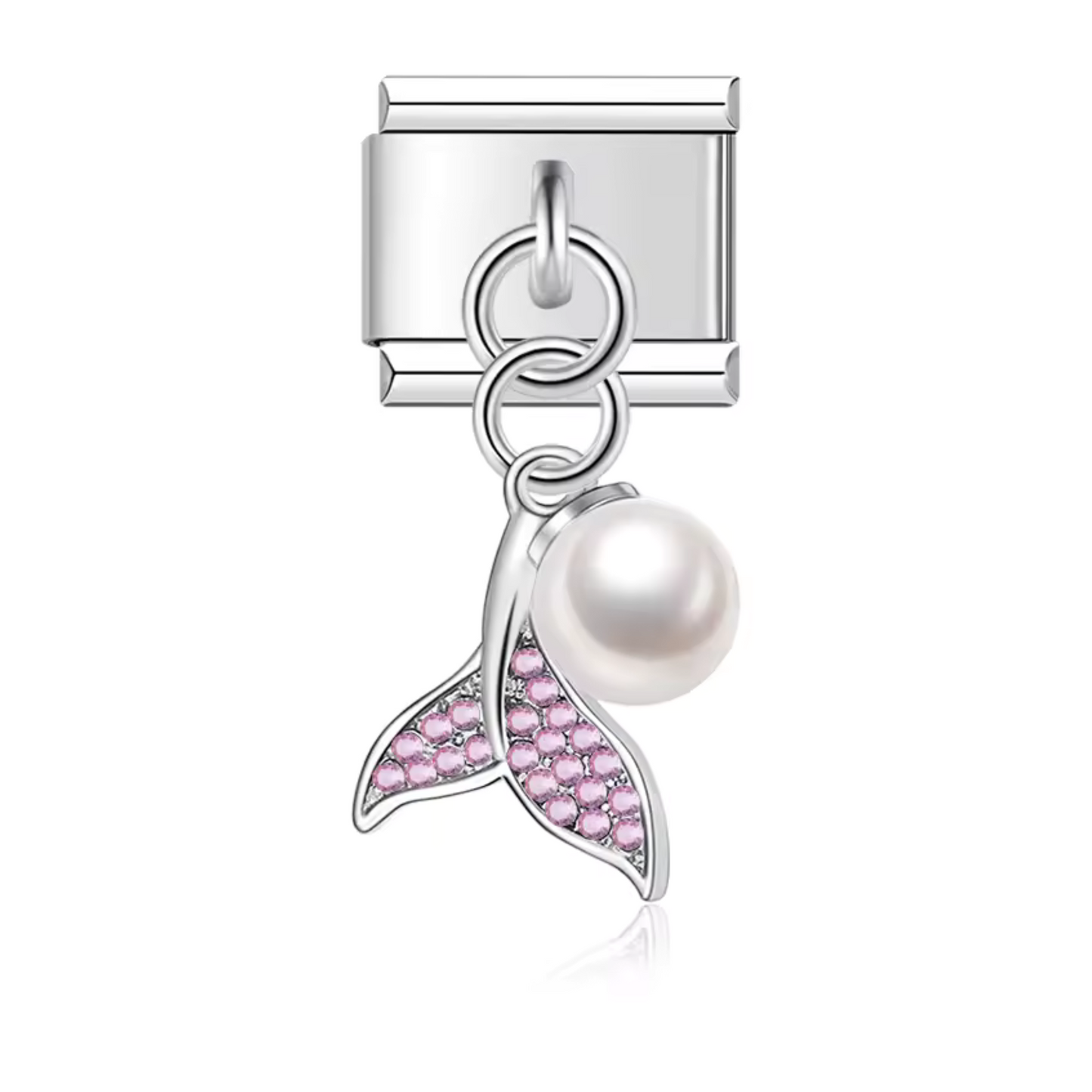 Ce charm pendentif italien en acier inoxydable argenté représente un dauphin formant un cœur délicat, agrémenté d’une perle au centre. Disponible en bleu, rose ou vert, il incarne la tendresse et l’élégance marine. Parfait pour personnaliser votre bracelet, ce pendentif s’adapte à nos bracelets composés de 17 maillons extensibles et réglables, convenant à toutes les tailles de poignet. Compatible avec tous nos charms italiens, il est idéal pour ajouter une touche raffinée et océanique à votre collection.