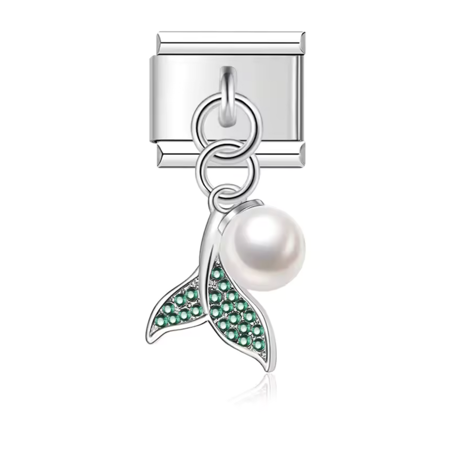 Ce charm pendentif italien en acier inoxydable argenté représente un dauphin formant un cœur délicat, agrémenté d’une perle au centre. Disponible en bleu, rose ou vert, il incarne la tendresse et l’élégance marine. Parfait pour personnaliser votre bracelet, ce pendentif s’adapte à nos bracelets composés de 17 maillons extensibles et réglables, convenant à toutes les tailles de poignet. Compatible avec tous nos charms italiens, il est idéal pour ajouter une touche raffinée et océanique à votre collection.