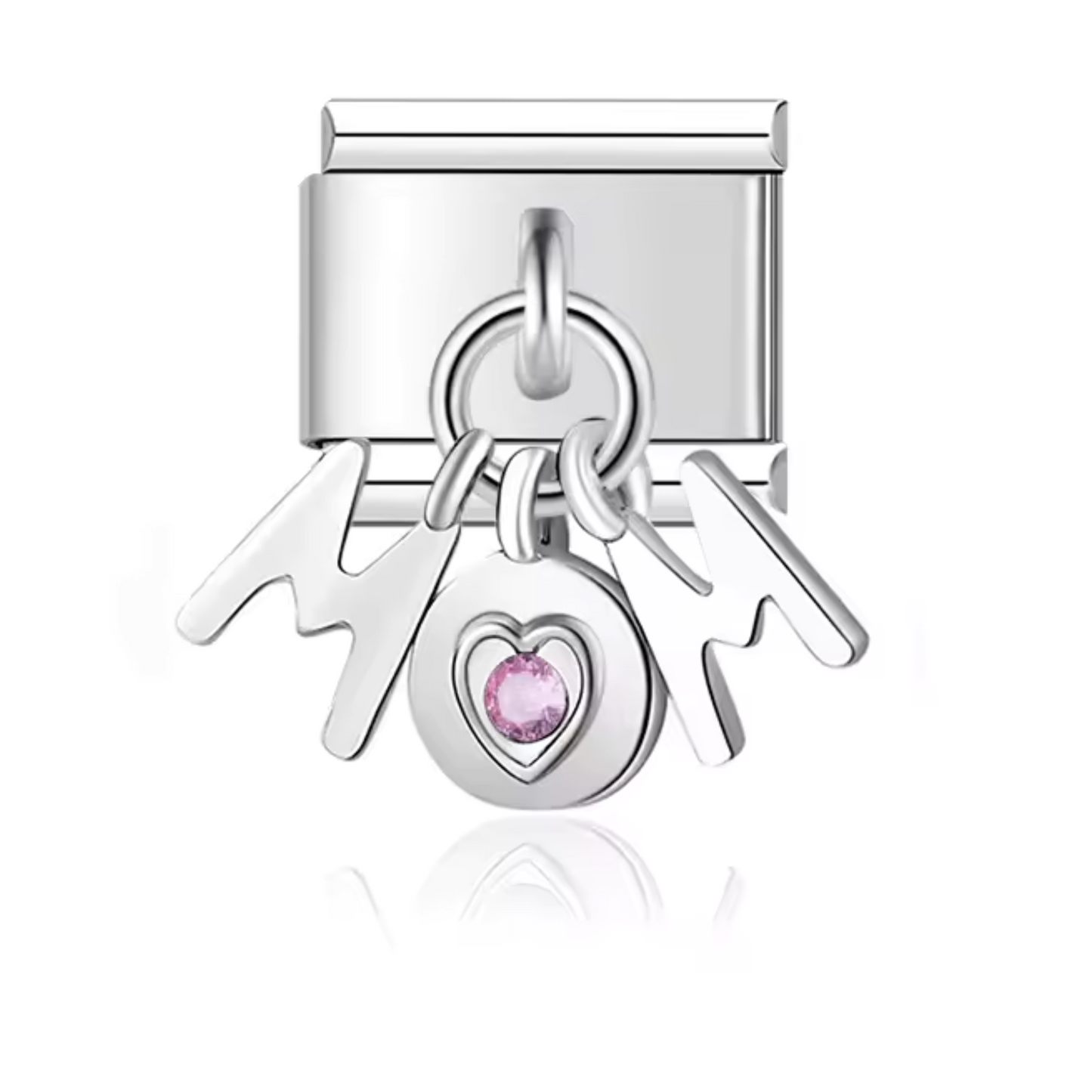 Ce charm pendentif italien en acier inoxydable argenté est gravé du mot “MOM”, avec un petit cœur délicatement inséré dans la lettre “O”. Symbole d’amour et de tendresse, il constitue un cadeau idéal pour célébrer les mamans. Facile à fixer, ce pendentif s’adapte à nos bracelets composés de 17 maillons extensibles et réglables, convenant à toutes les tailles de poignet. Compatible avec tous nos charms italiens, il apportera une touche sentimentale et élégante à votre bijou personnalisé.