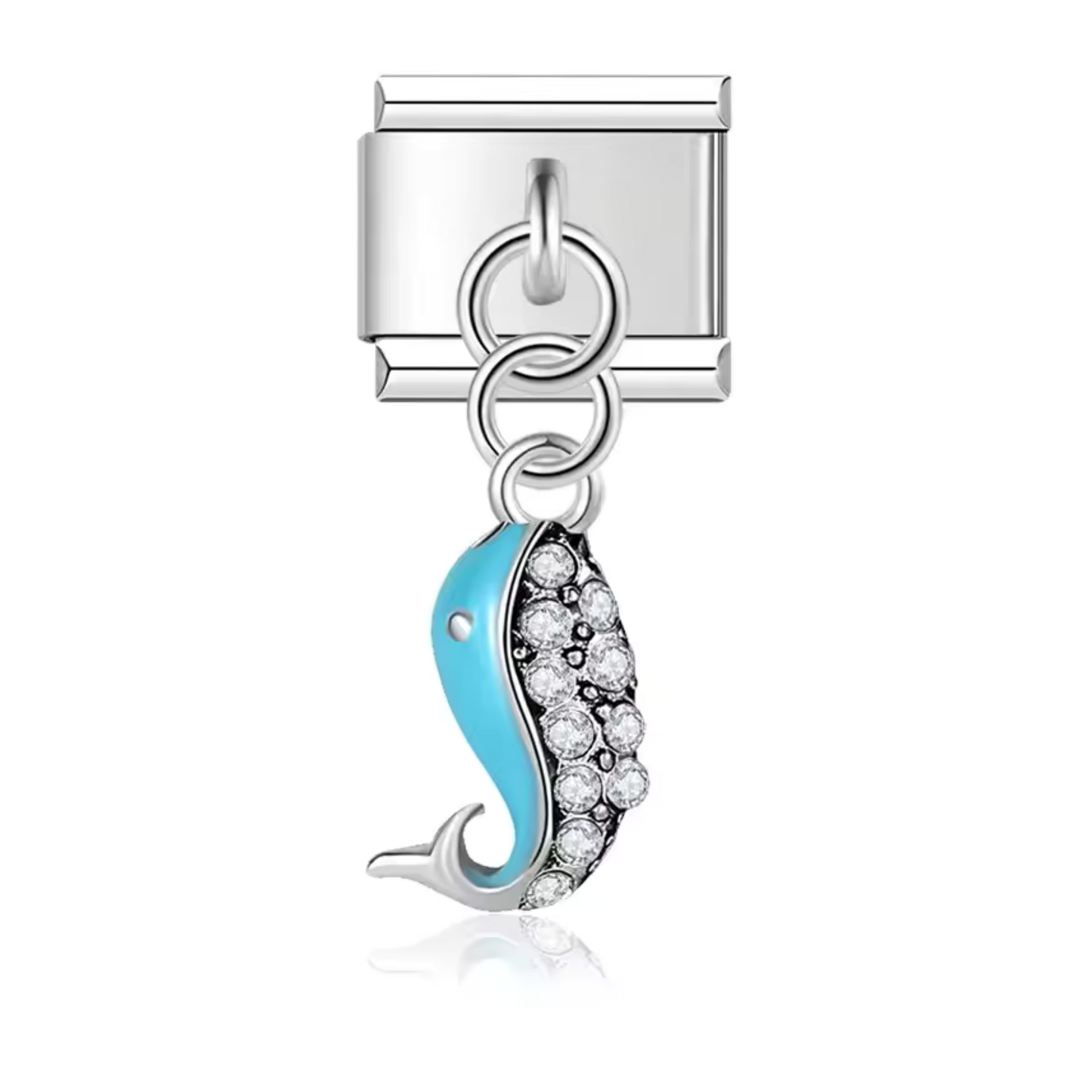 Ce charm italien pendentif en acier inoxydable argenté représente une baleine bleue tout en douceur, sublimée par de fins strass étincelants sur le ventre. Symbole de sagesse et de profondeur, cette baleine apporte une touche marine, poétique et lumineuse à votre bracelet. Son format pendentif crée un joli mouvement, tandis que les strass ajoutent une brillance subtile à chaque geste. Facile à accrocher, il s’adapte à nos bracelets composés de 17 maillons extensibles et réglables, convenant à toutes les tai