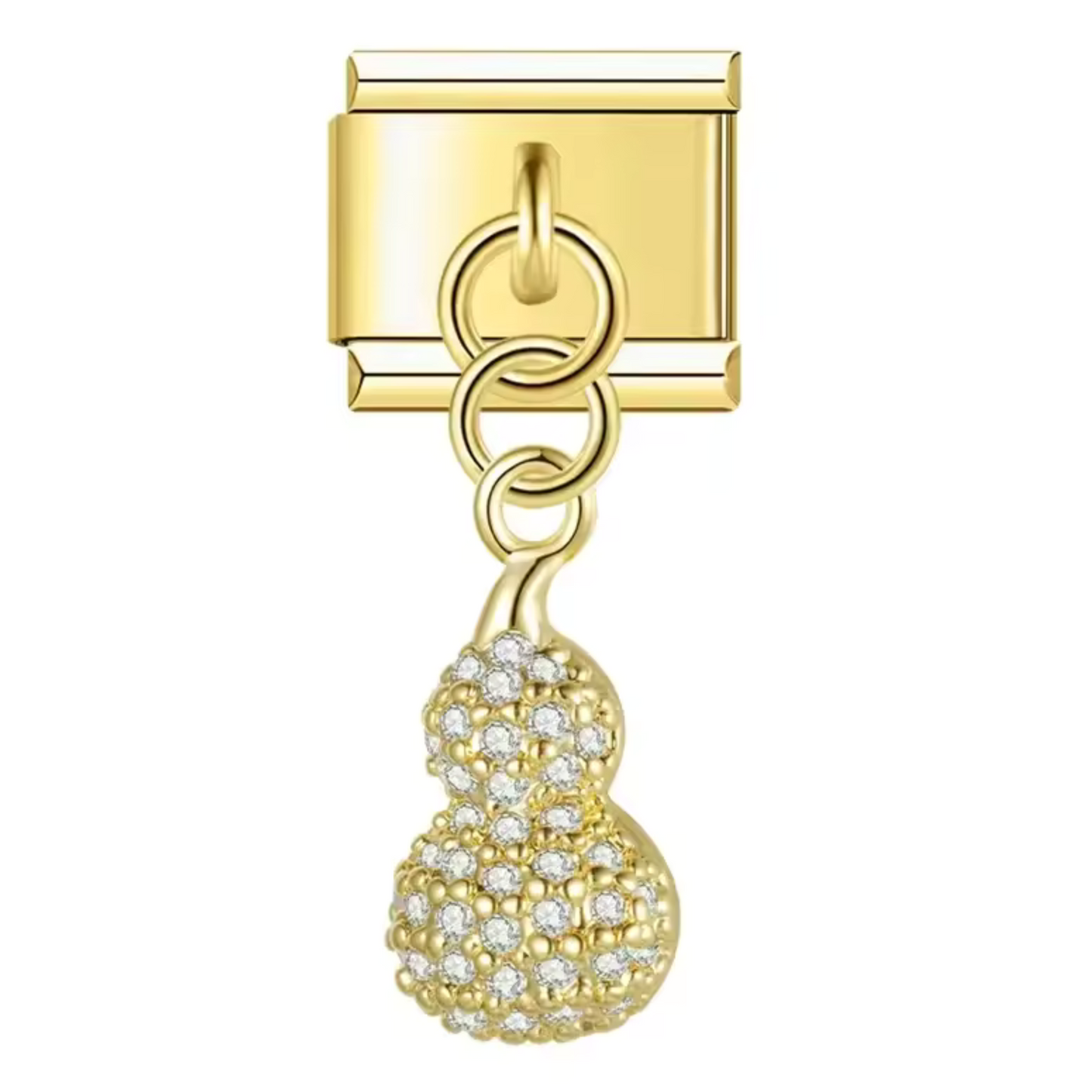 Ce charm italien pendentif original représente une cacahuète dorée, symbole de gourmandise et d’originalité. Confectionné en acier inoxydable de haute qualité avec une finition dorée brillante, il offre un design finement travaillé et élégant. Facile à fixer, il se balance légèrement pour apporter du mouvement et une touche ludique à votre bracelet composé de 17 maillons extensibles et réglables. Compatible avec tous nos charms italiens, ce bijou est idéal pour compléter votre collection avec une note gourm
