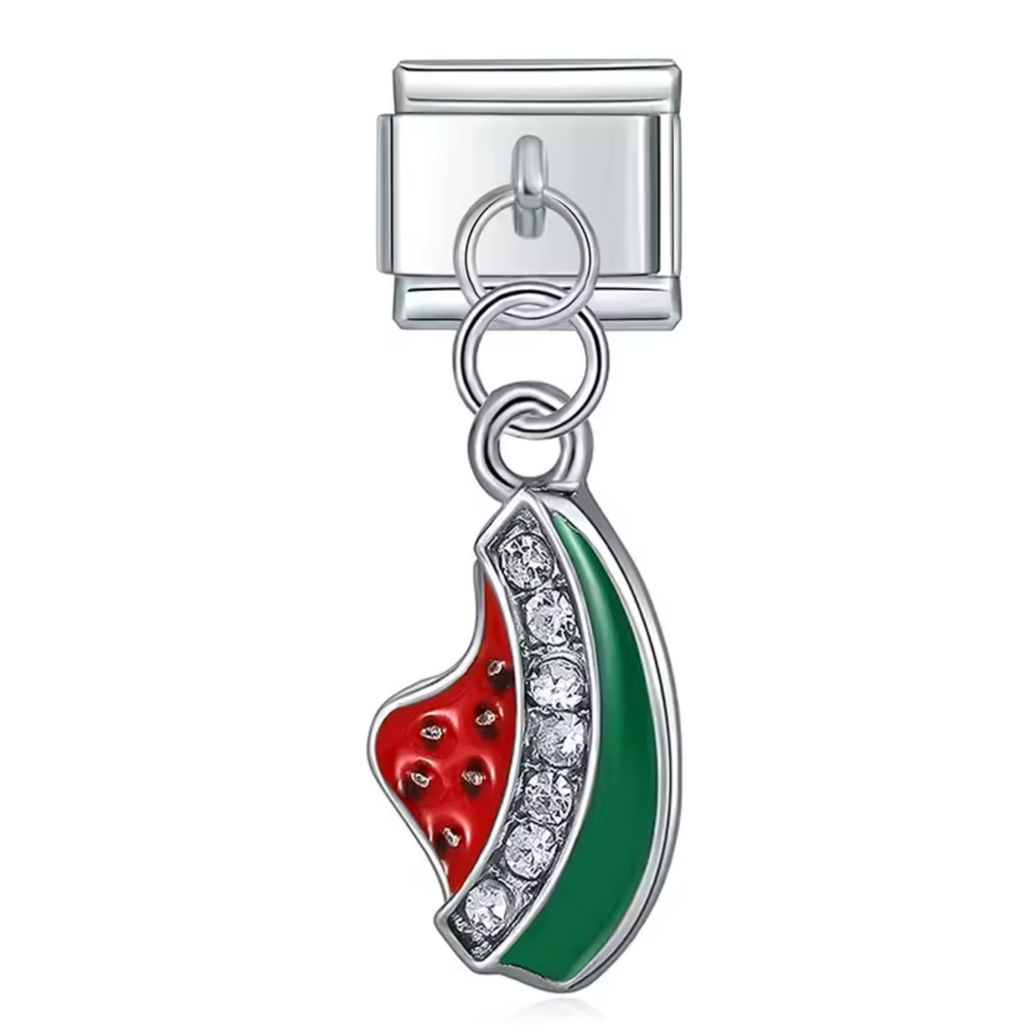 Ce charm italien pendentif représente une tranche de pastèque fraîche et colorée, symbole de fraîcheur estivale et de gaieté. Confectionné en acier inoxydable argenté de haute qualité, il séduit par ses détails minutieux et sa finition brillante. Facile à fixer, il se glisse parfaitement sur nos bracelets composés de 17 maillons extensibles et réglables, adaptés à tous les poignets. Compatible avec tous nos charms italiens, ce bijou fruité apporte une touche lumineuse et joyeuse à votre collection.