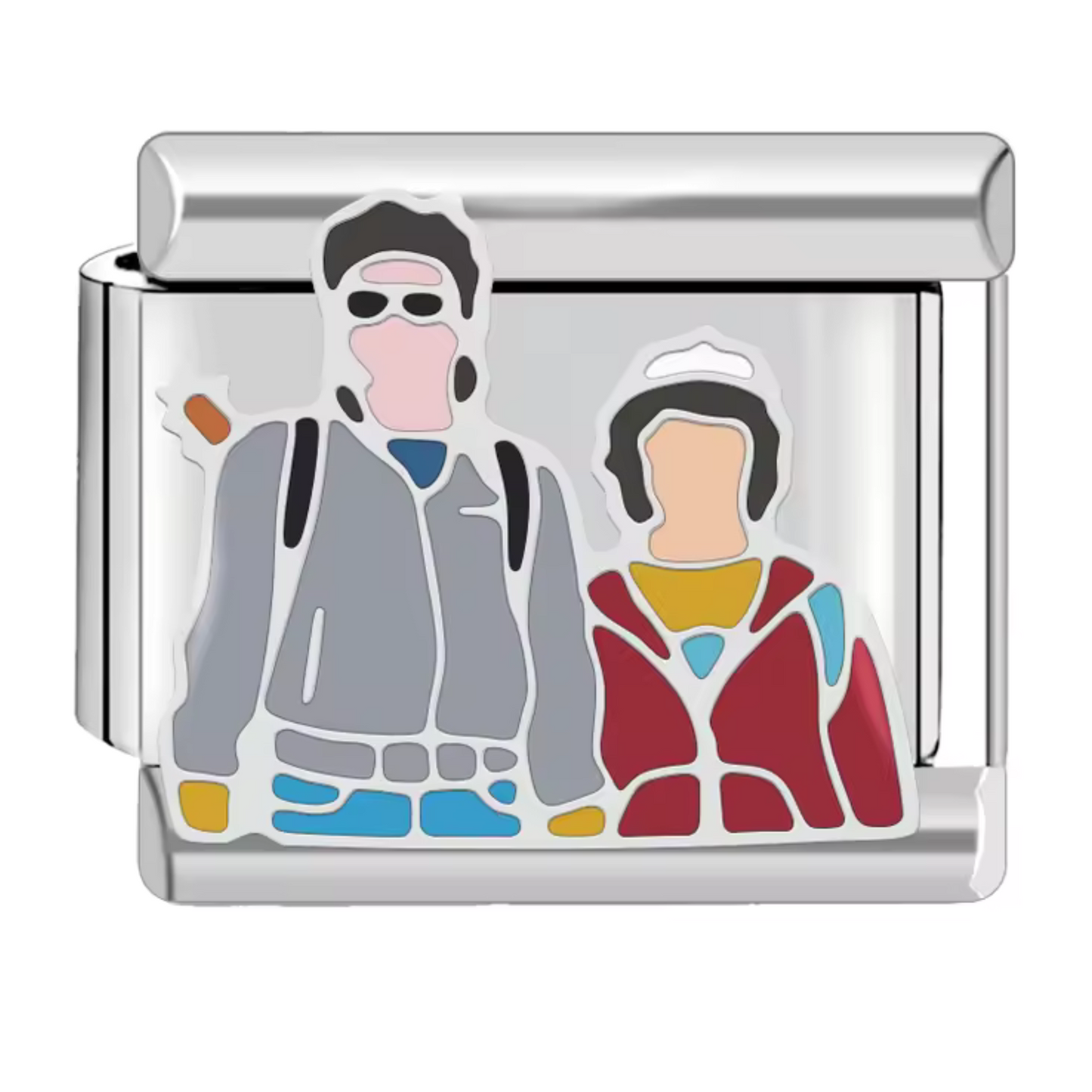 Ce charm italien unique rassemble Steve Harrington et Dustin Henderson, le duo emblématique de Stranger Things. Fabriqué en acier inoxydable de haute qualité, il allie robustesse et détails soignés pour un rendu fidèle aux deux personnages. Facile à fixer, il s’adapte à nos bracelets composés de 17 maillons extensibles et réglables, convenant à toutes les tailles de poignet. Entièrement compatible avec tous nos charms italiens, ce bijou est parfait pour les fans qui souhaitent personnaliser leur bracelet av