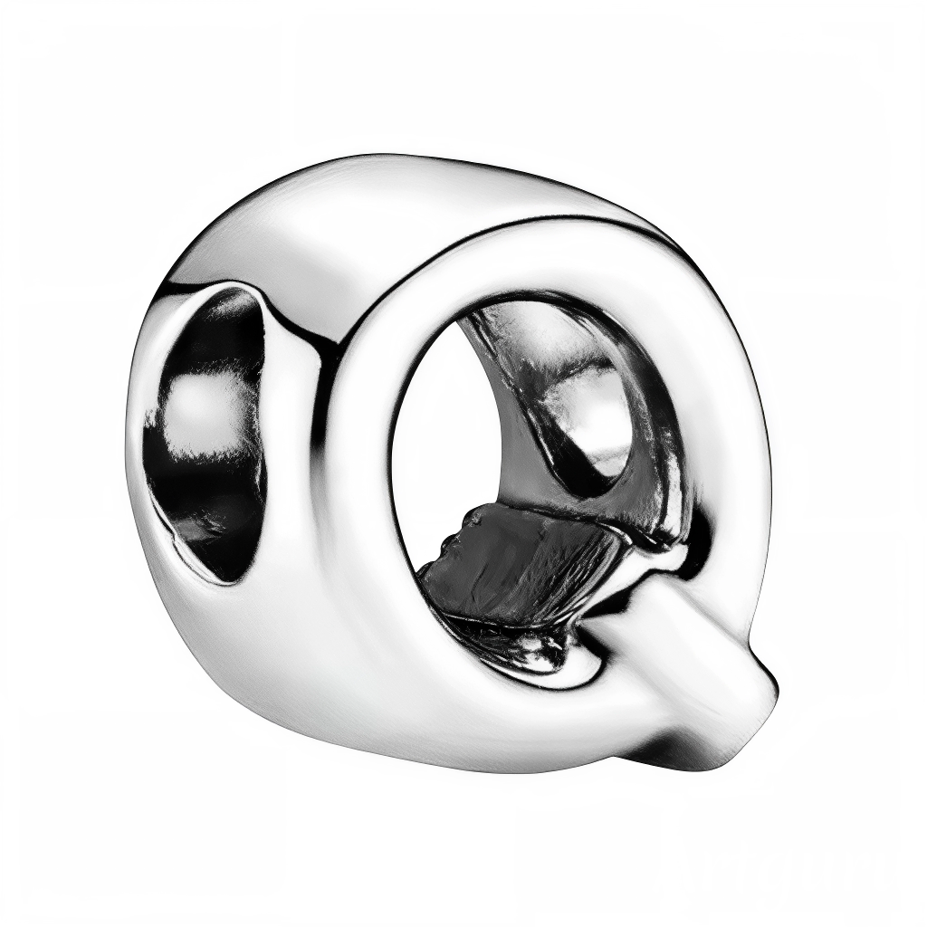 Personnalisez votre bracelet avec élégance grâce à ce charm en forme de lettre "Q", réalisé en argent 925. Un bijou simple et raffiné, idéal pour exprimer votre personnalité ou offrir une attention symbolique à un être cher.
