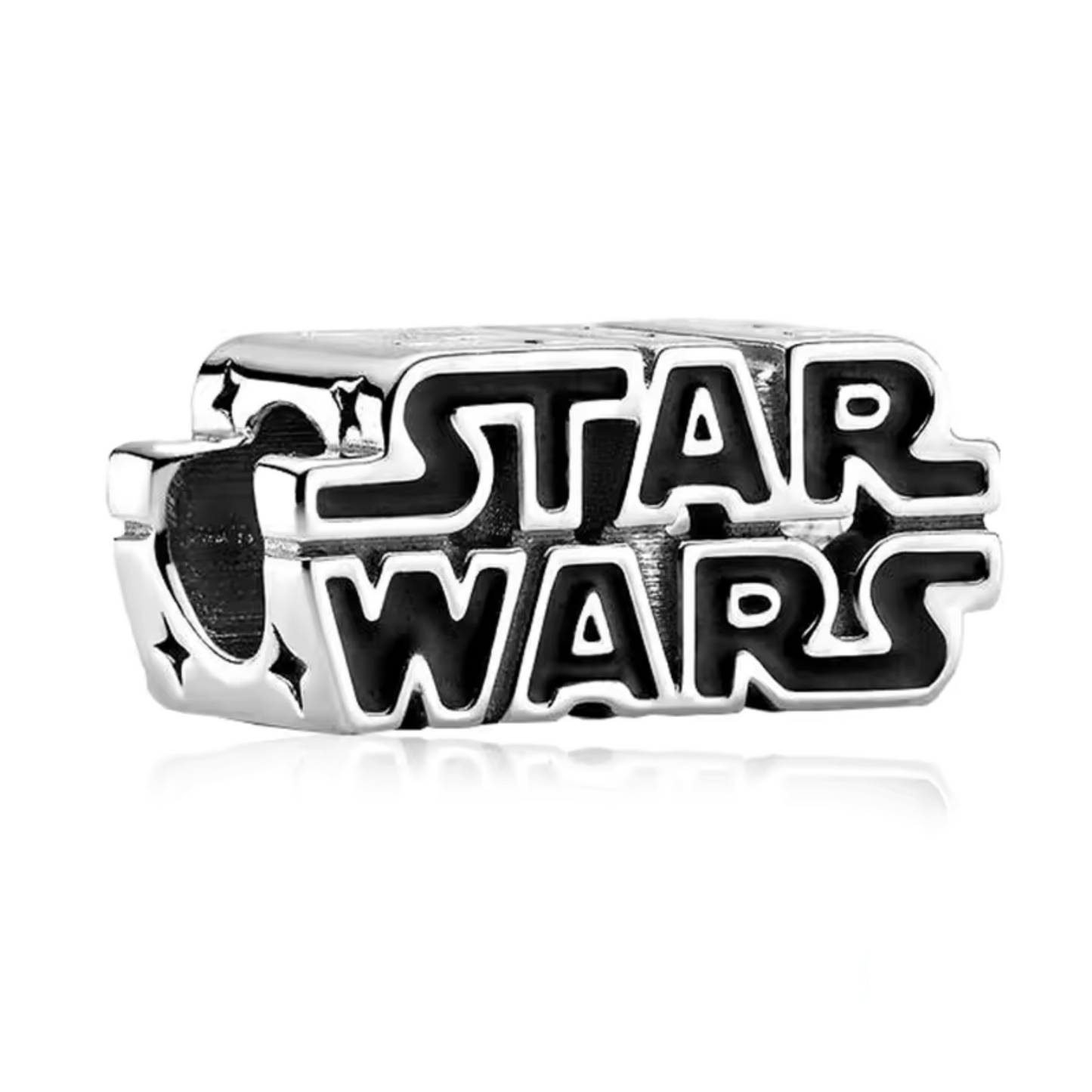 Affichez votre passion pour l'univers galactique avec ce charm représentant le logo emblématique de Star Wars. Conçu en argent sterling S925, ce charm allie élégance et qualité, capturant parfaitement le logo iconique de la saga.