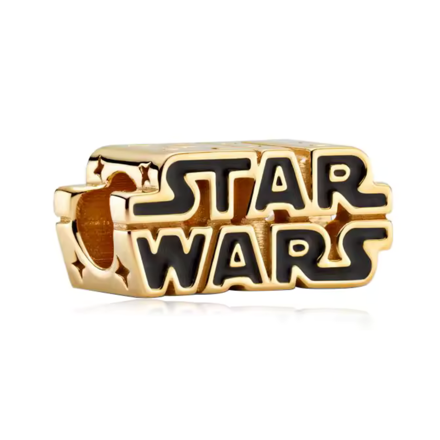 Affichez votre passion pour l'univers galactique avec ce charm représentant le logo emblématique de Star Wars en or. Conçu en argent sterling S925 avec une finition dorée, ce charm allie élégance et qualité, capturant parfaitement le logo iconique de la saga avec une touche de luxe.