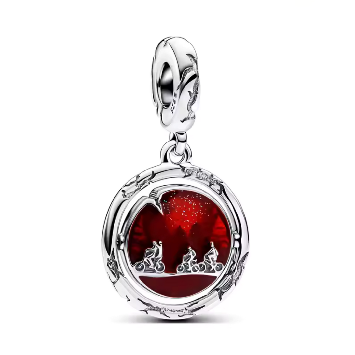 Ajoutez une touche mystérieuse et fascinante à votre collection avec ce charm Monde à l’Envers inspiré de Stranger Things. Confectionné en métal noirci avec des détails raffinés, ce charm représente une scène emblématique du monde alternatif, évoquant l’obscurité et l’aventure de cette dimension parallèle. Les motifs de l'Upside Down, associés à une ambiance sombre et intrigante, en font un bijou parfait pour les fans qui veulent afficher leur passion pour l'univers fantastique des années 80. Compatible ave