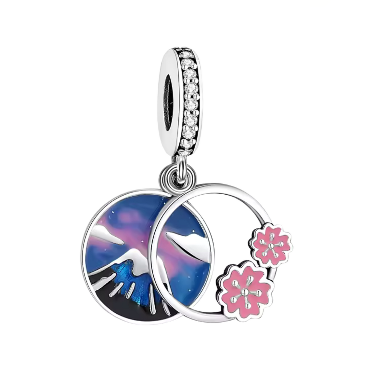 Capturez la magie du Japon avec ce charm illustrant le Mont Fuji sous un ciel étoilé, accompagné de fleurs de cerisier. Ce bijou évoque la sérénité et la beauté de la nature, idéal pour une touche poétique dans votre collection.