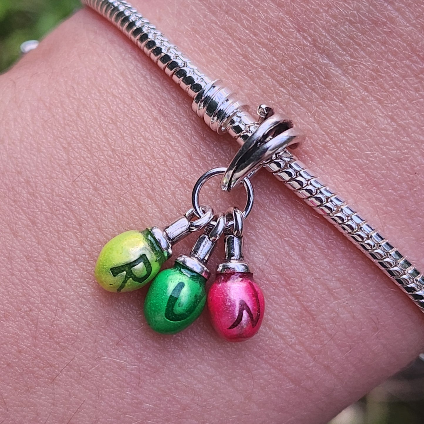 Ajoutez une touche d'adrénaline et de mystère à votre collection avec ce charm Ampoules "RUN" inspiré de Stranger Things. Confectionné en métal brillant et délicatement conçu, ce charm représente une série d'ampoules éclairées avec l'inscription "RUN" gravée, évoquant l'urgence et l'excitation de l'univers fantastique de la série. Ce bijou unique capture l'esprit d'aventure et de suspense, parfait pour les fans de récits surnaturels et de nostalgie des années 80. Compatible avec les bracelets Pandora, ce ch