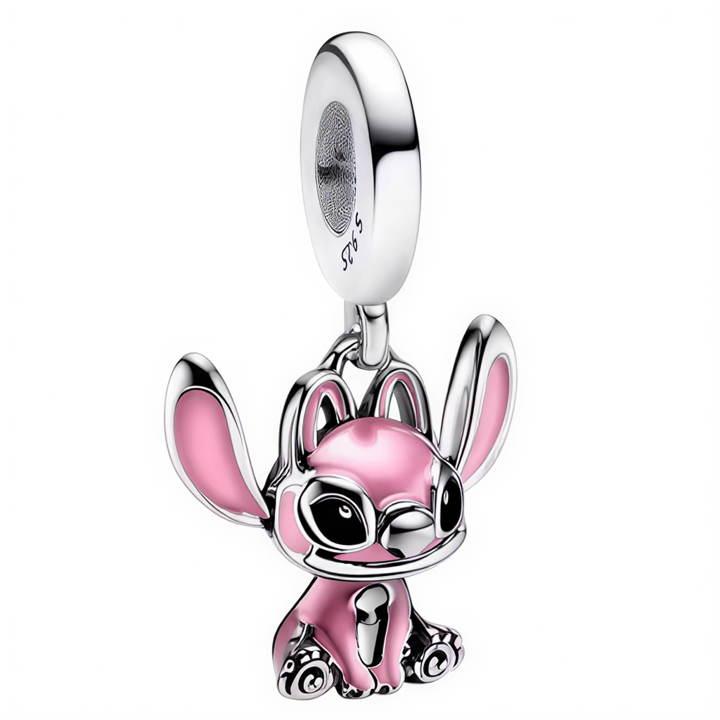 Apportez une touche de douceur intergalactique à votre collection avec ce charm pendentif représentant Angel, la compagne de Stitch, dans une position assise pleine de tendresse. Réalisé avec une finition argentée brillante et des nuances de rose éclatant, ce bijou capture toute la délicatesse et le charme de ce personnage adoré. Avec ses grandes oreilles, ses yeux expressifs et sa pose attendrissante, Angel séduira tous les fans de l’univers Lilo et Stitch.