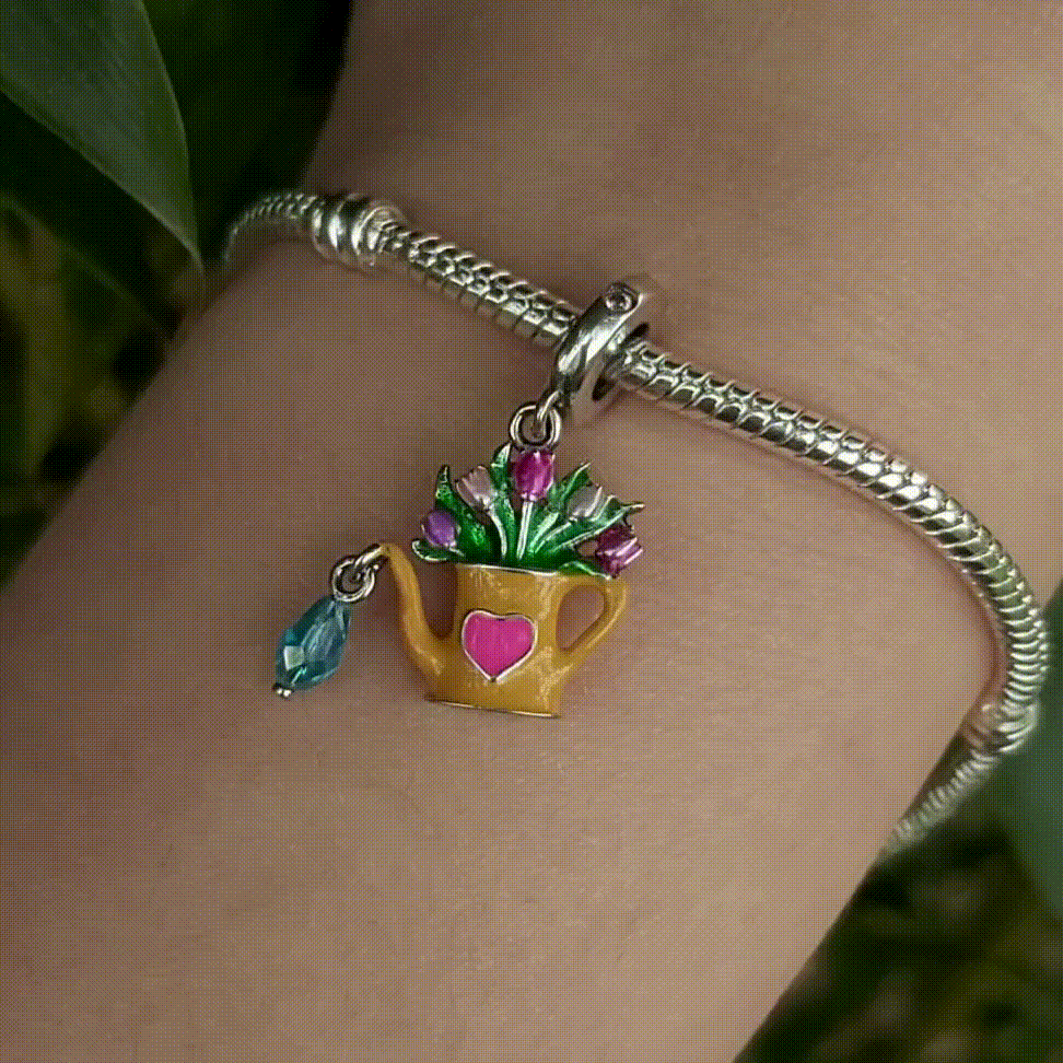 Ajoutez une touche de fraîcheur et de poésie à votre collection avec ce ravissant Charm Arrosoir Fleuri. Fabriqué en argent 925, ce charm représente un arrosoir miniature débordant de fleurs délicates, symbolisant la beauté de la nature et la joie de faire fleurir vos rêves. Chaque détail est finement travaillé pour capturer l’élégance et le charme des jardins en pleine floraison.
Parfait pour les amoureux de la nature et du jardinage, ce charm est une célébration de la vie, de la croissance et du renouvea