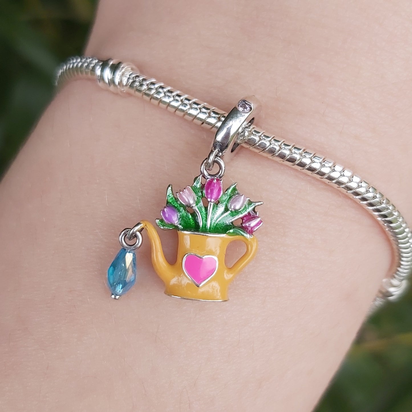 Ajoutez une touche de fraîcheur et de poésie à votre collection avec ce ravissant Charm Arrosoir Fleuri. Fabriqué en argent 925, ce charm représente un arrosoir miniature débordant de fleurs délicates, symbolisant la beauté de la nature et la joie de faire fleurir vos rêves. Chaque détail est finement travaillé pour capturer l’élégance et le charme des jardins en pleine floraison.
Parfait pour les amoureux de la nature et du jardinage, ce charm est une célébration de la vie, de la croissance et du renouvea