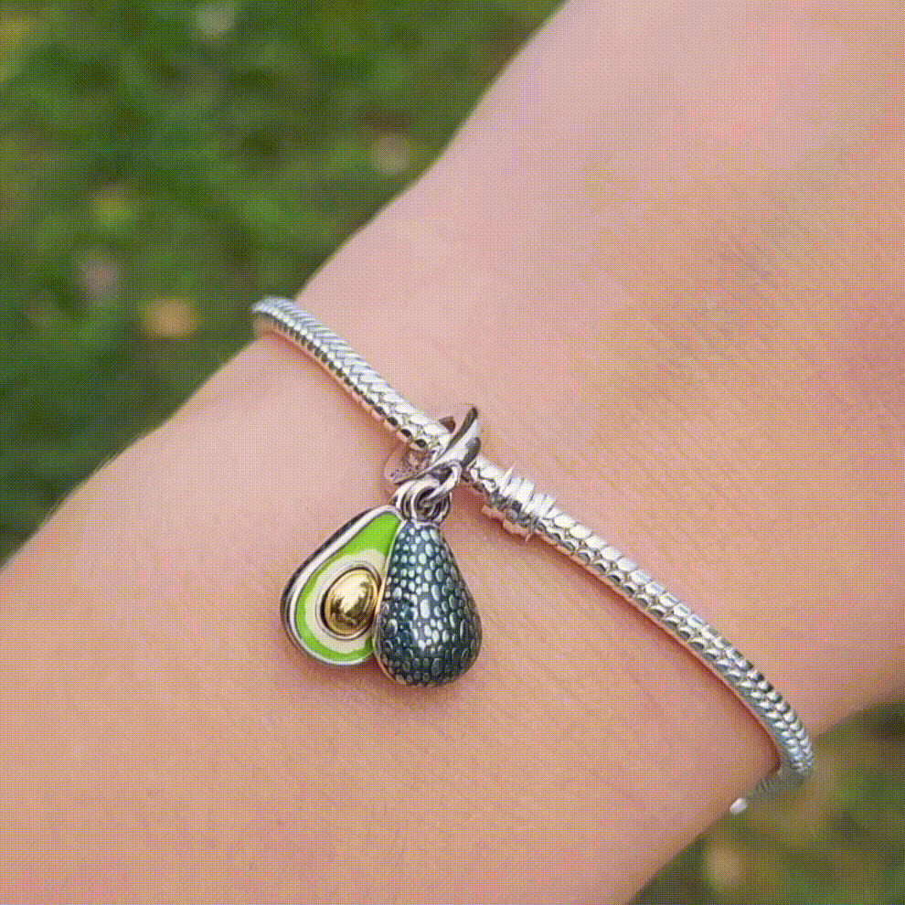 Ajoutez une touche de fraîcheur à votre collection avec ce charm unique en argent sterling S925, représentant un avocat parfaitement détaillé. Ce charm mignon et amusant capture la beauté et la santé de ce fruit tropical, symbole d'une alimentation saine et d'un style de vie équilibré. Idéal pour les amateurs de cuisine, de nutrition ou simplement pour ceux qui adorent les avocats, ce charm apportera une touche de fun à votre bracelet.
