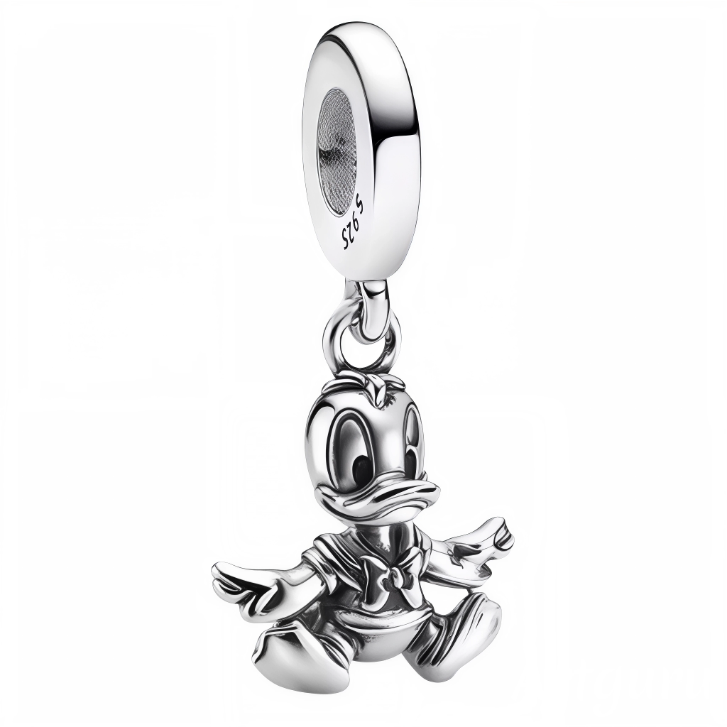 Craquez pour ce charm pendentif attendrissant mettant en scène bébé Donald, assis paisiblement dans une posture pleine d’innocence et de douceur. Entièrement réalisé en finition argentée brillante, ce bijou capte à merveille l’expression espiègle et la bouille irrésistible du célèbre caneton de Disney. Une pièce adorable qui fera fondre les collectionneurs et les amoureux des personnages classiques.
