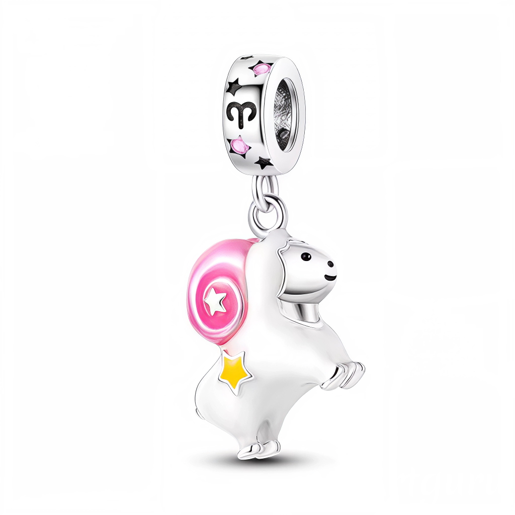 Affichez la force et la détermination de votre signe avec ce charm pendentif en argent 925, représentant un Bélier blanc à la crinière rose. Ce design élégant incarne le courage, la passion et l’audace propres à ce signe de feu. Les détails lumineux glow in the dark s’illuminent dans l’obscurité, offrant un éclat subtil et captivant. Un bijou raffiné, parfait pour les natifs du Bélier ou pour offrir un symbole astrologique empreint de vitalité.