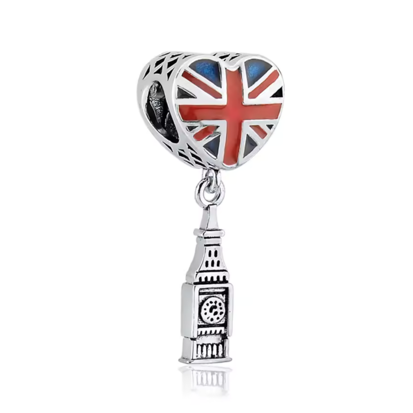 Capturez l'essence du Royaume-Uni avec ce charm élégant représentant Big Ben, l'un des monuments les plus emblématiques de Londres, attaché à un drapeau du Royaume-Uni en forme de cœur. En argent sterling S925, ce charm symbolise à la fois l'histoire et le patrimoine britannique, ainsi que l'amour pour ce pays fascinant. C’est le souvenir parfait pour les voyageurs ou les passionnés de la culture britannique.