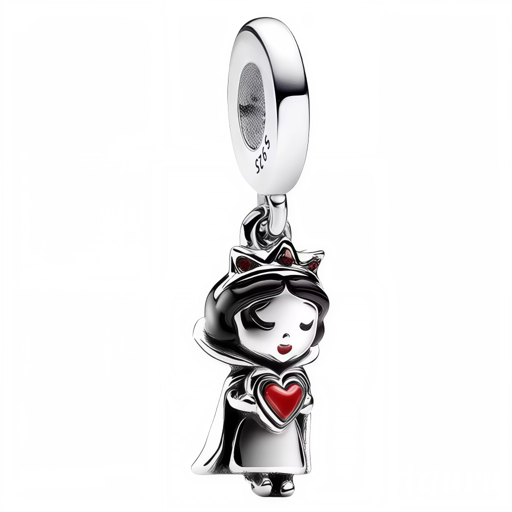 Apportez une touche d’élégance classique à votre collection avec ce charm pendentif représentant Blanche-Neige, finement travaillé en Argent 925 (S925) avec des tons noirs et gris subtils. Au centre, elle tient délicatement un cœur rouge vibrant, symbole d’amour et de douceur. Un bijou raffiné qui capture la grâce intemporelle de ce personnage emblématique de Disney.