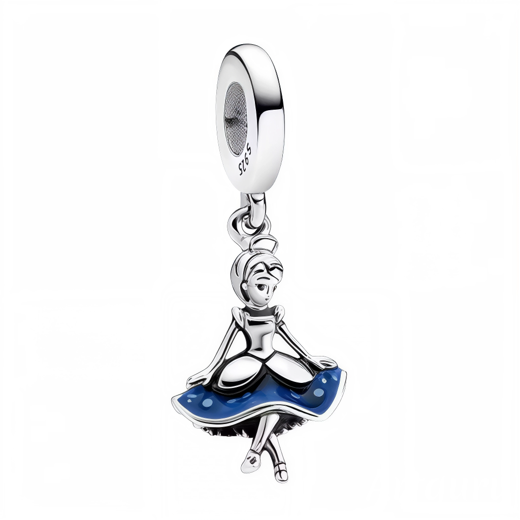 Ajoutez une touche de grâce et de magie à votre collection avec ce charm pendentif en argent 925 représentant Blanche-Neige dansant, vêtue de sa robe emblématique. Entièrement argentée avec des détails en émail bleu sur la robe, cette pièce féerique capture l’élégance et la douceur de la première princesse Disney. Un bijou enchanteur pour les amoureux des contes de fées et de l’univers classique Disney.