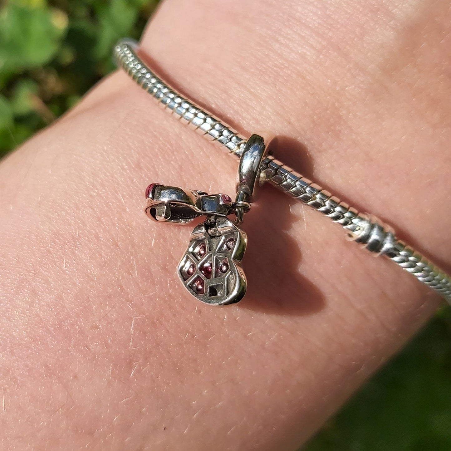 Ajoutez une touche gourmande et élégante à votre bracelet avec le charm Boîte de Chocolat, disponible en deux superbes finitions : argentée ou dorée. Ce charm en argent 925 est minutieusement sculpté pour représenter une boîte de chocolat détaillée, symbolisant douceur et indulgence. Idéal pour les amateurs de chocolat ou ceux qui souhaitent célébrer des moments sucrés, ce bijou s’associera parfaitement à votre collection et s’adapte à tous les bracelets Pandora et similaires.