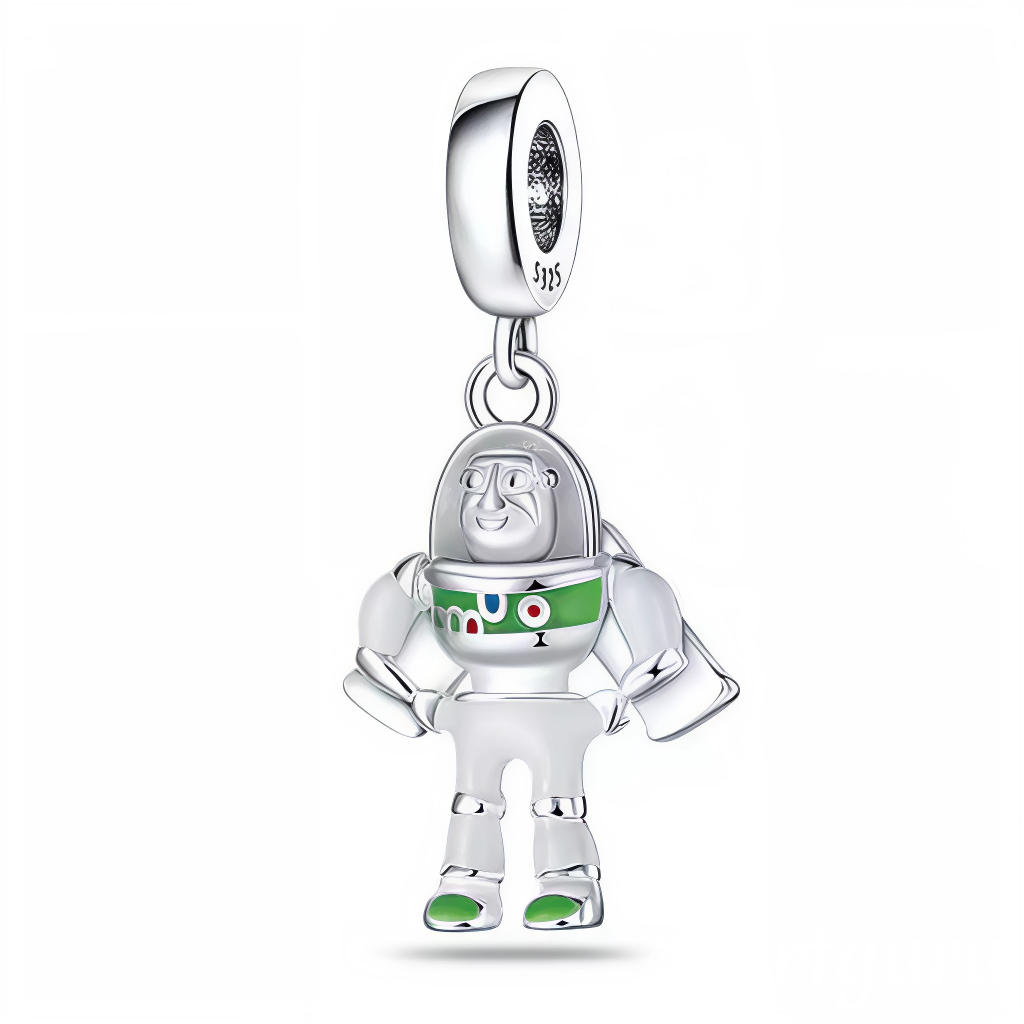 Embarquez pour une aventure interstellaire avec ce charm pendentif en argent 925 représentant Buzz l'Éclair dans sa posture héroïque. Avec ses détails précis et son armure iconique, ce bijou est un incontournable pour les fans de Toy Story et les passionnés d’univers geek.