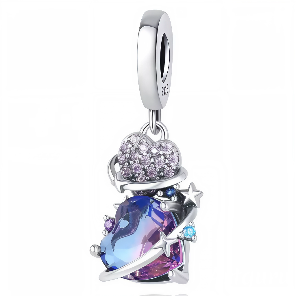 Charm pendentif en argent 925 composé d’un cœur central violet et bleu rehaussé de strass étincelants, entouré d’un second cœur argenté pour un rendu élégant et raffiné.
Caractéristiques
– Métal : argent 925
– Charm pendentif
– Détails : cœur bicolore violet et bleu avec strass scintillants, contour en forme de cœur argenté
– Taille adaptée pour bracelets ou colliers en argent 925
