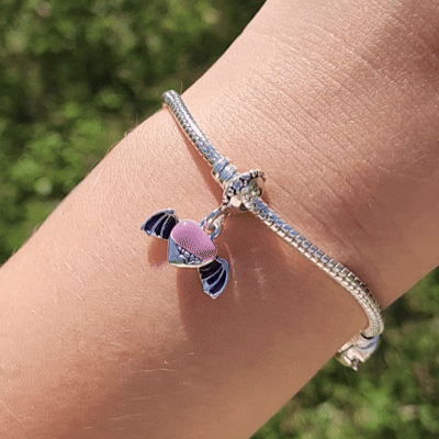 Ajoutez une touche de romantisme sombre et gothique à votre collection avec ce Charm - Cœur Vampire, en argent sterling S925. Ce charm unique représente un cœur doté de dents de vampire acérées et d'ailes de chauve-souris, symbolisant un amour immortel et mystérieux. Idéal pour les amateurs de l’univers vampirique et des créatures nocturnes, ce charm apporte une allure à la fois élégante et terrifiante à votre bracelet.