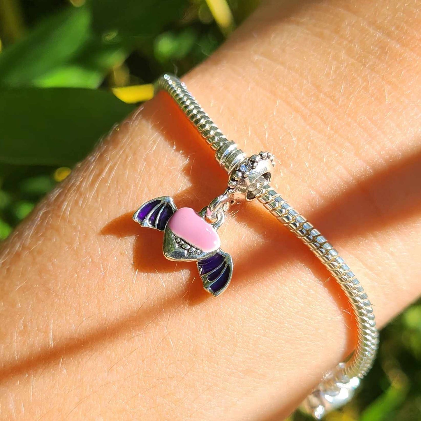 Ajoutez une touche de romantisme sombre et gothique à votre collection avec ce Charm - Cœur Vampire, en argent sterling S925. Ce charm unique représente un cœur doté de dents de vampire acérées et d'ailes de chauve-souris, symbolisant un amour immortel et mystérieux. Idéal pour les amateurs de l’univers vampirique et des créatures nocturnes, ce charm apporte une allure à la fois élégante et terrifiante à votre bracelet.